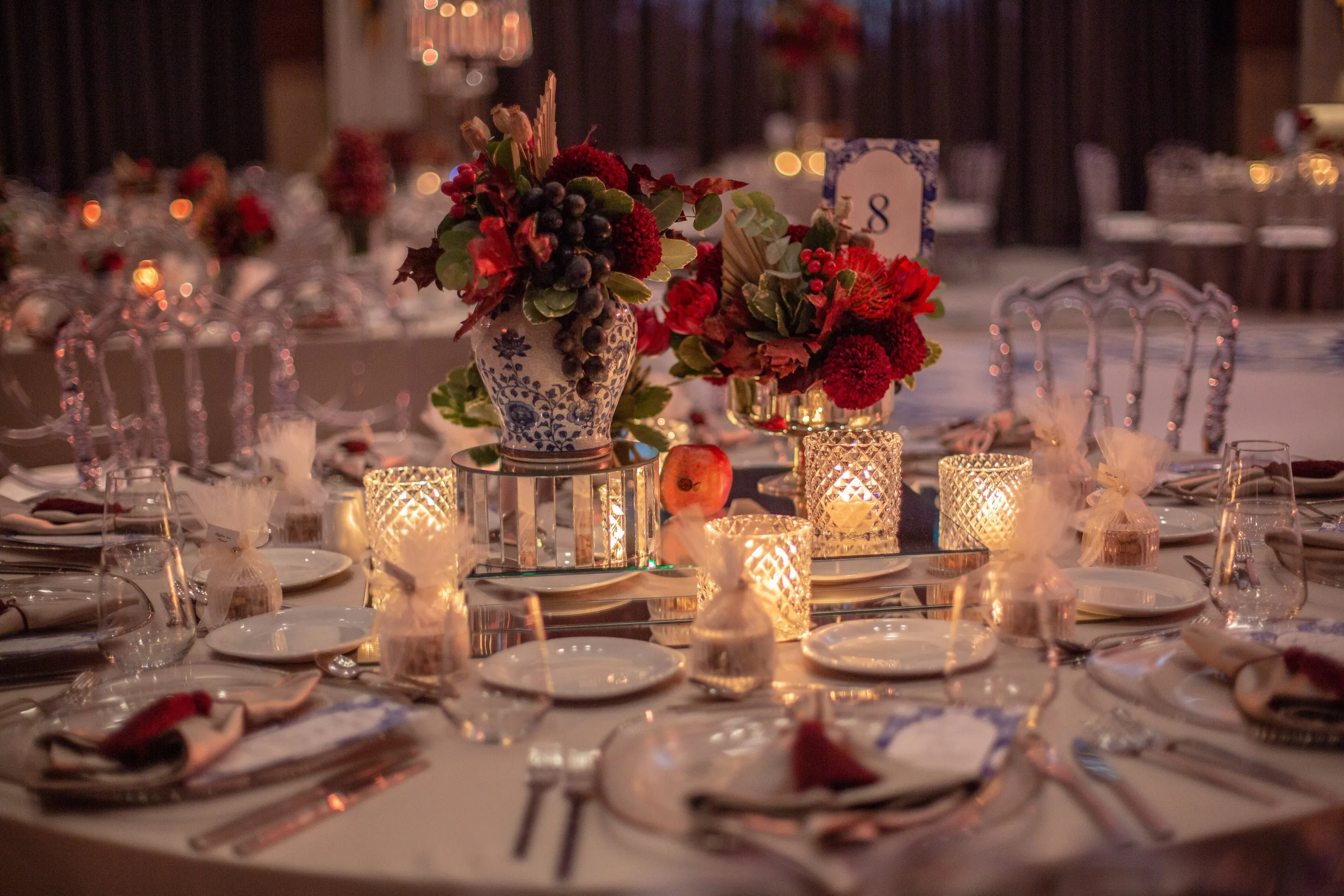 Modern boho kına gecesi dekoru, doğal çiçekler, paletler üzerine süslemeler, romantik aydınlatma ve şık detaylar