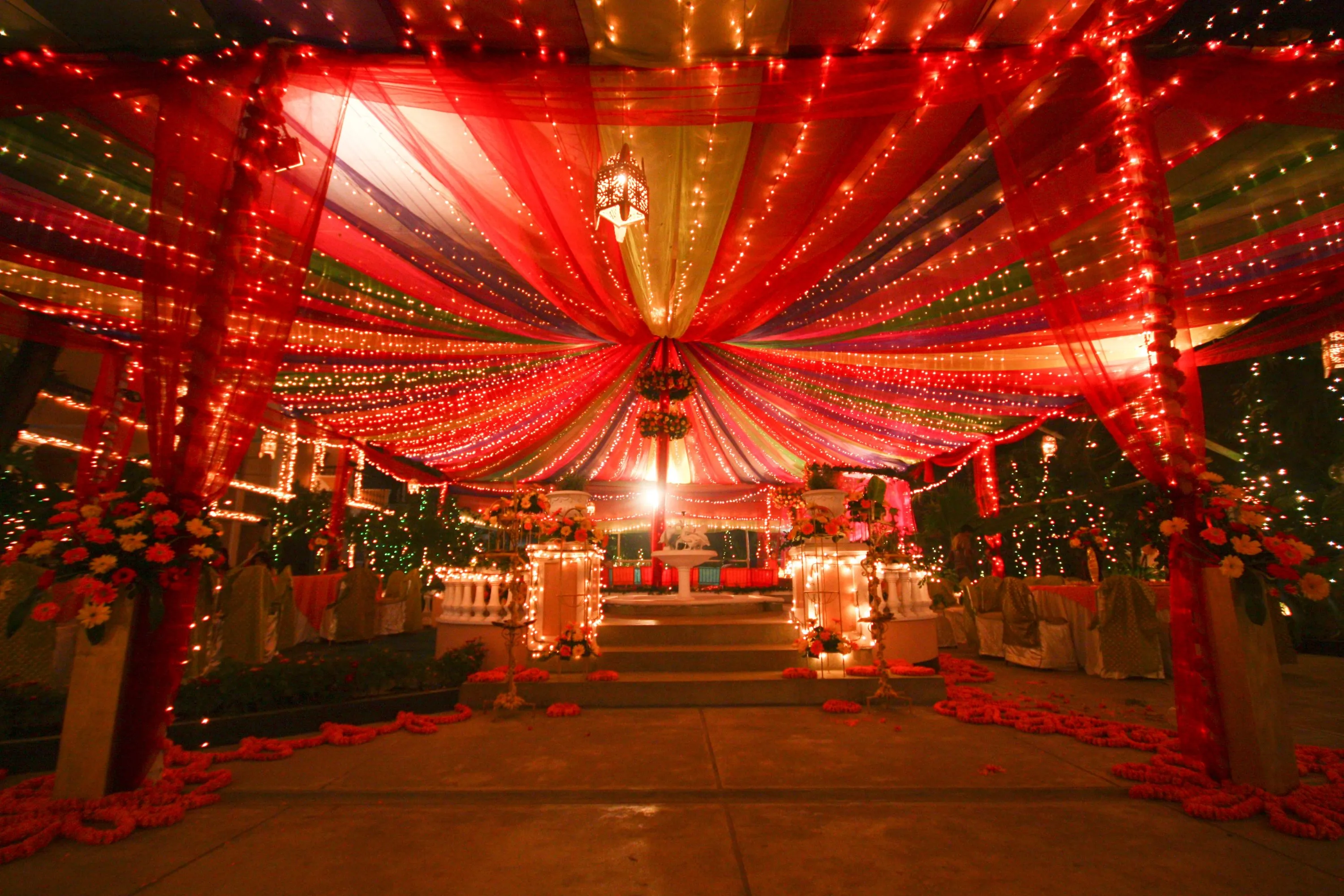 Geleneksel Türk kına gecesi töreni, el yakma sahnesi, mumlar ve gelin kıyafeti detayları, duygusal anlar