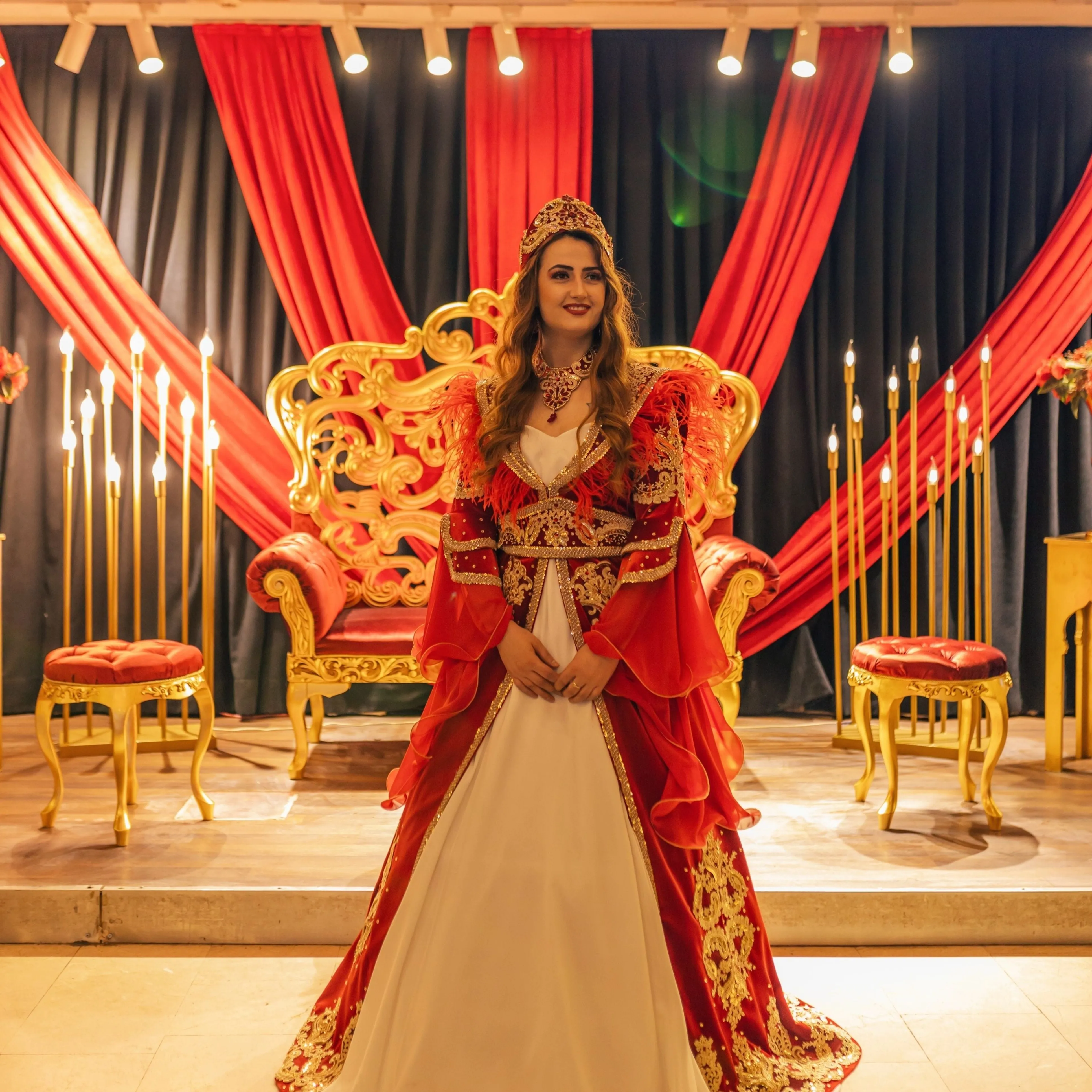 Zarif kına gecesi mekanı, ahşap tabure, sıcak aydınlatma ve doğal kırmızılık arasında organize edilmiş kına gecesi