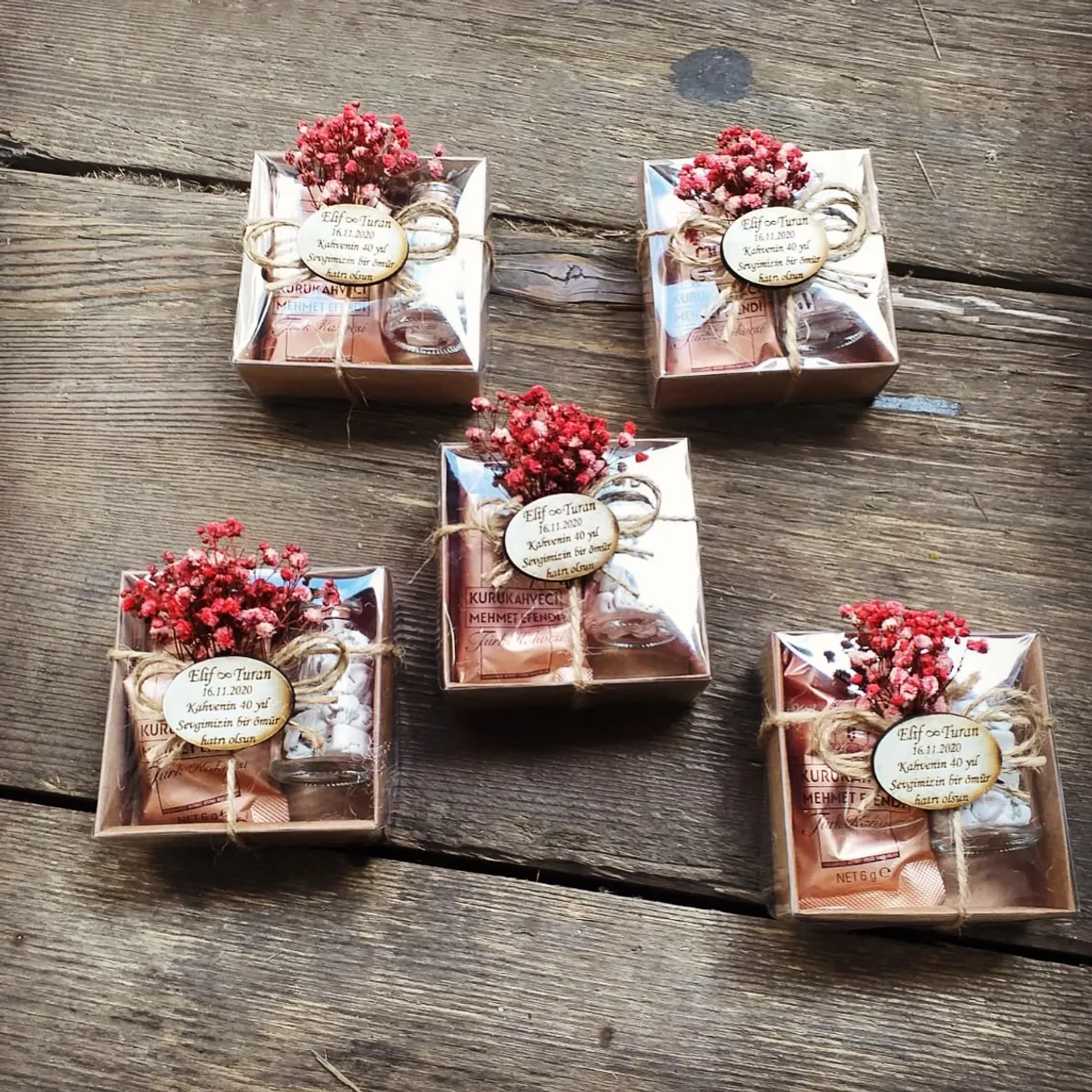 Özel etiketli mini şampanya şişeleri, altın folyo detay ve şık kurdele ile lüks düğün hatırası elegant masa düzeni