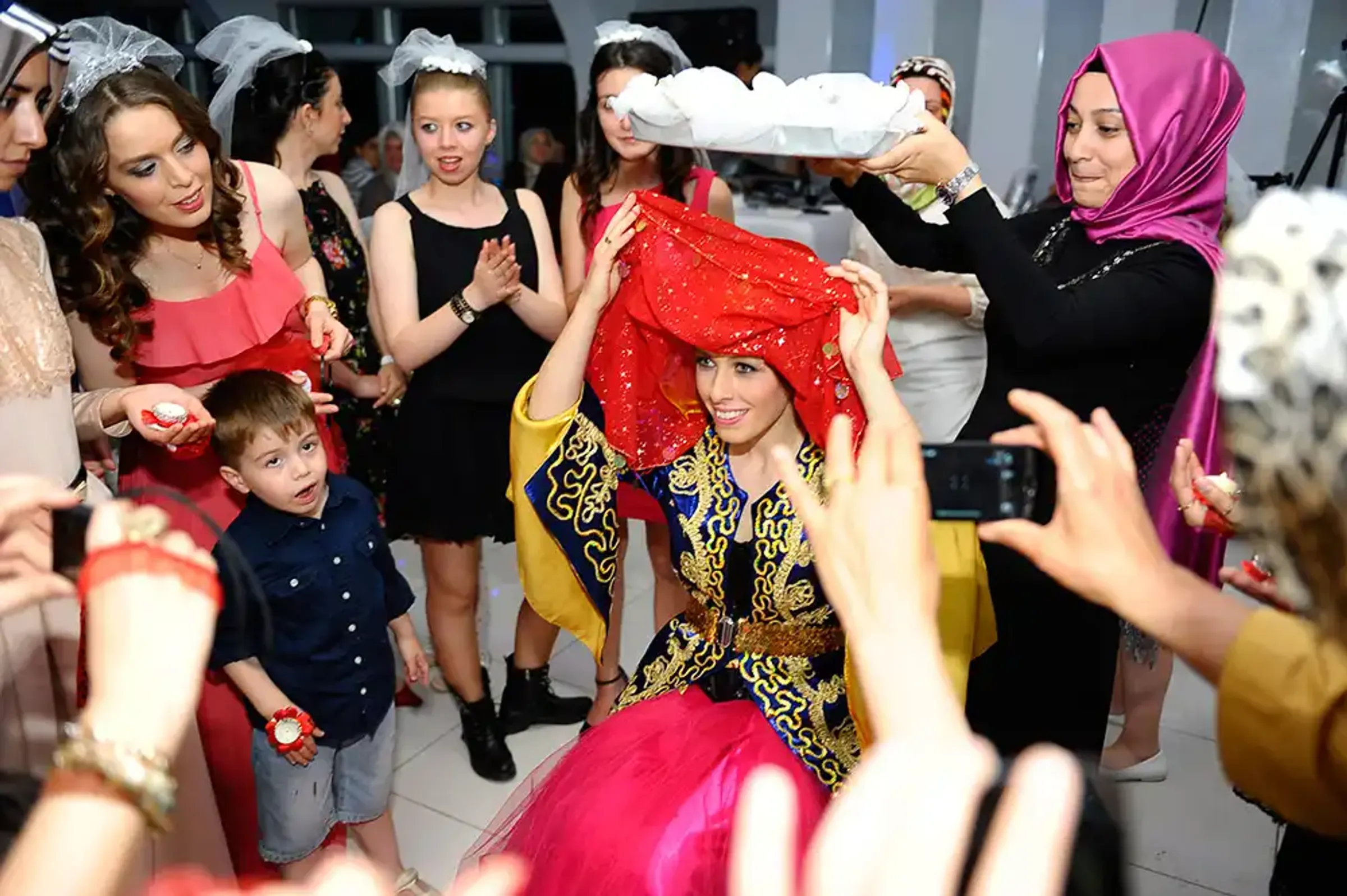 Kına elbisesi prova süreci 2026 - gelin adayı butik mağazada bindallı deneme, profesyonel düğün danışmanı yardımı