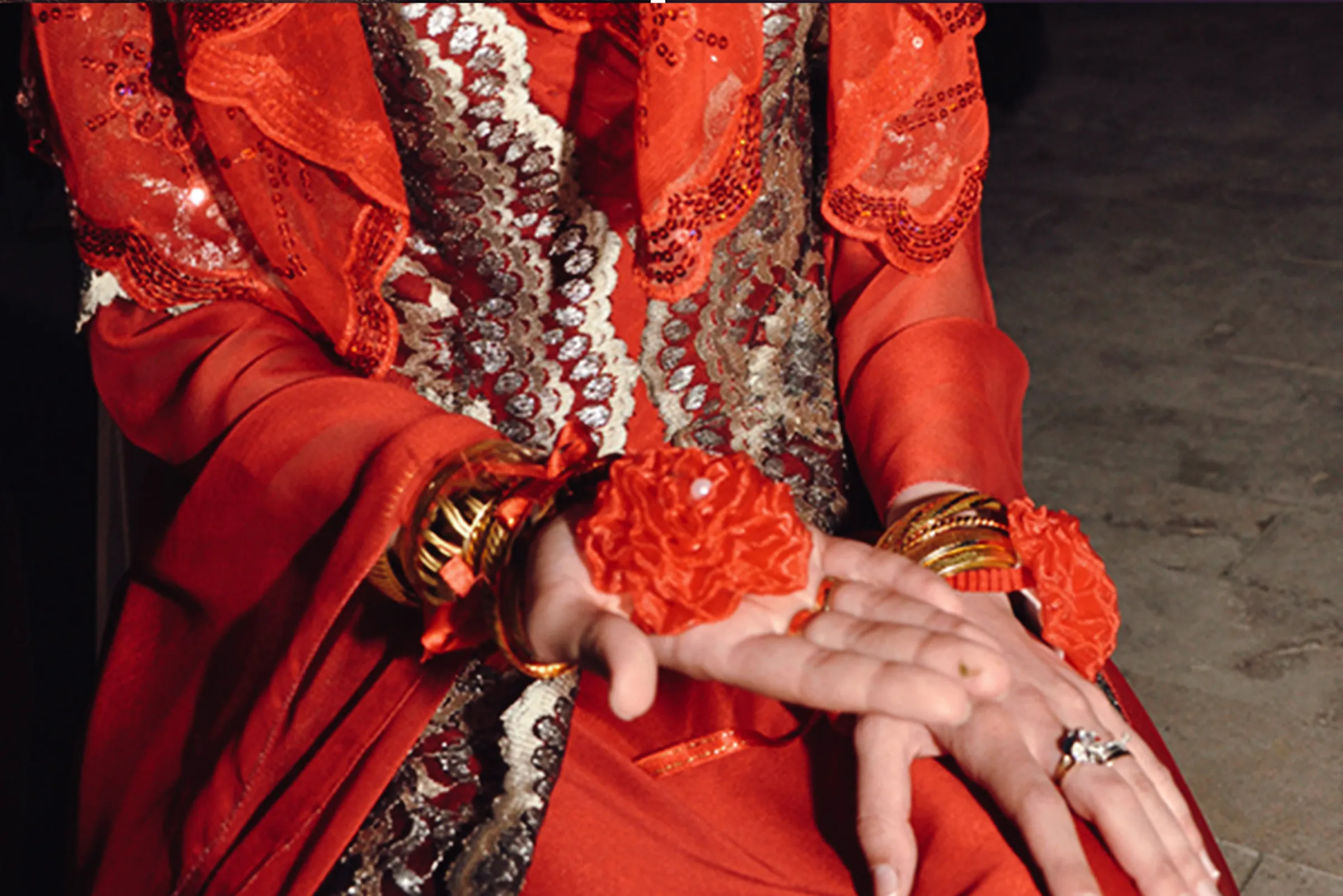 Minimalist modern bindallı modeli 2026 - yeşil kadife kumaş, ince altın bordür, sade kesim, çağdaş kına elbisesi tasarımı Istanbul