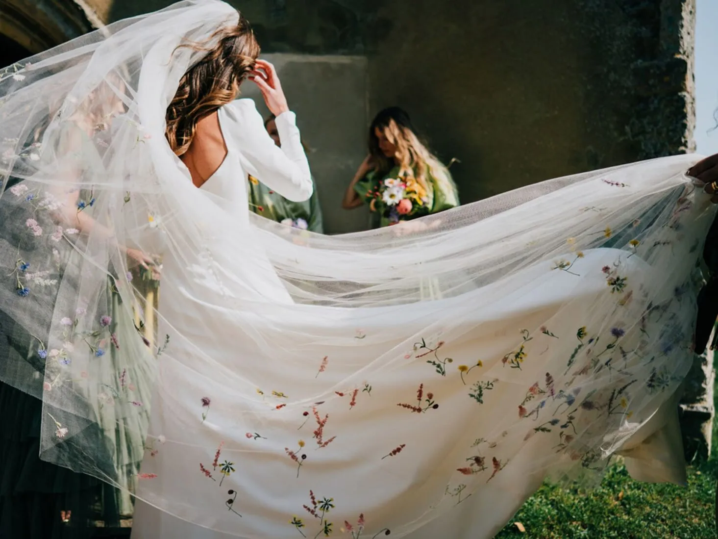 2026 gelinlik trendi: Yapılandırılmış korse ve katmanlı etek detaylı couture model, sofistike gelin stüdyo çekimi