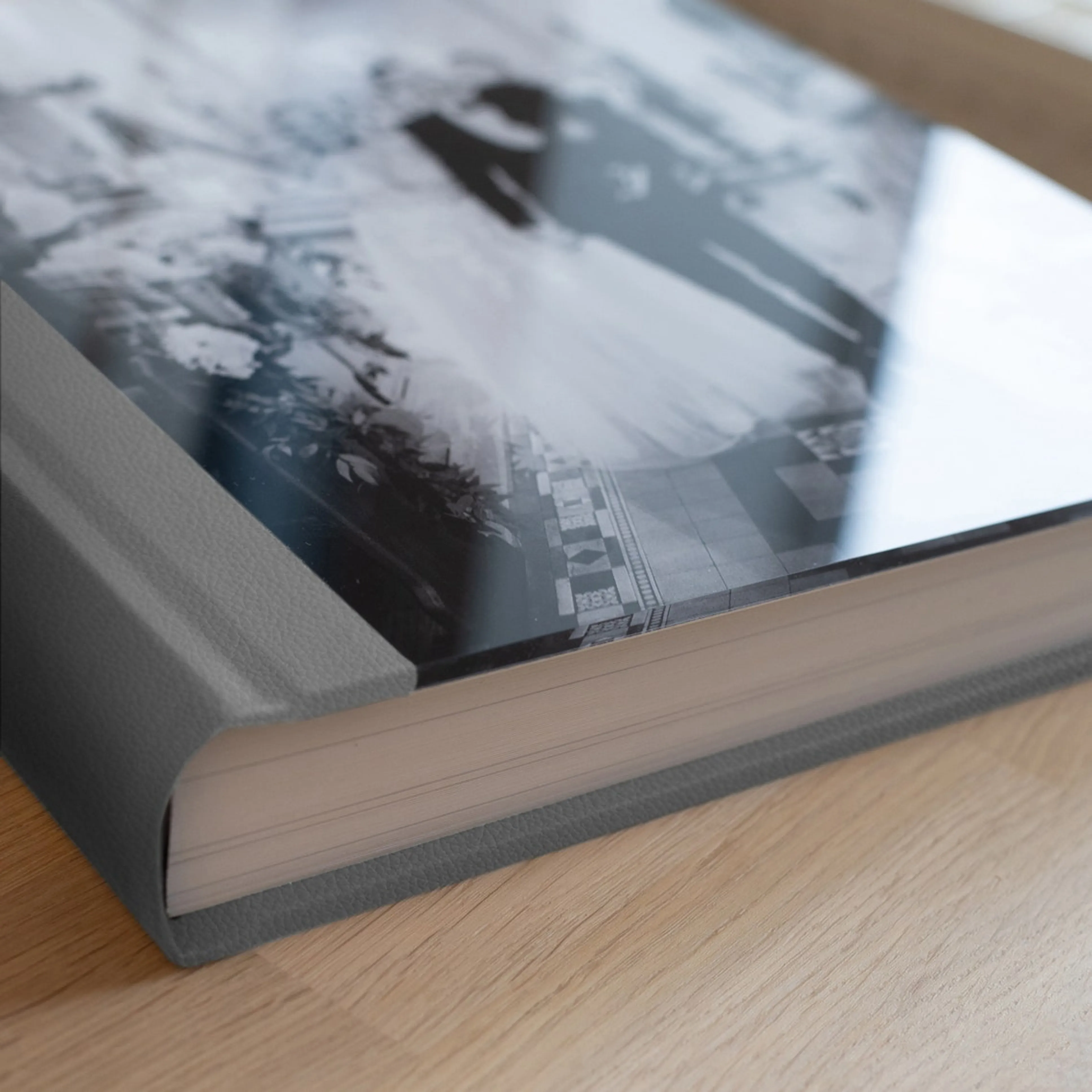 Şeffaf akrilik kapaklı modern düğün albümü minimalist tasarım metal detaylar contemporary design lüks materyal