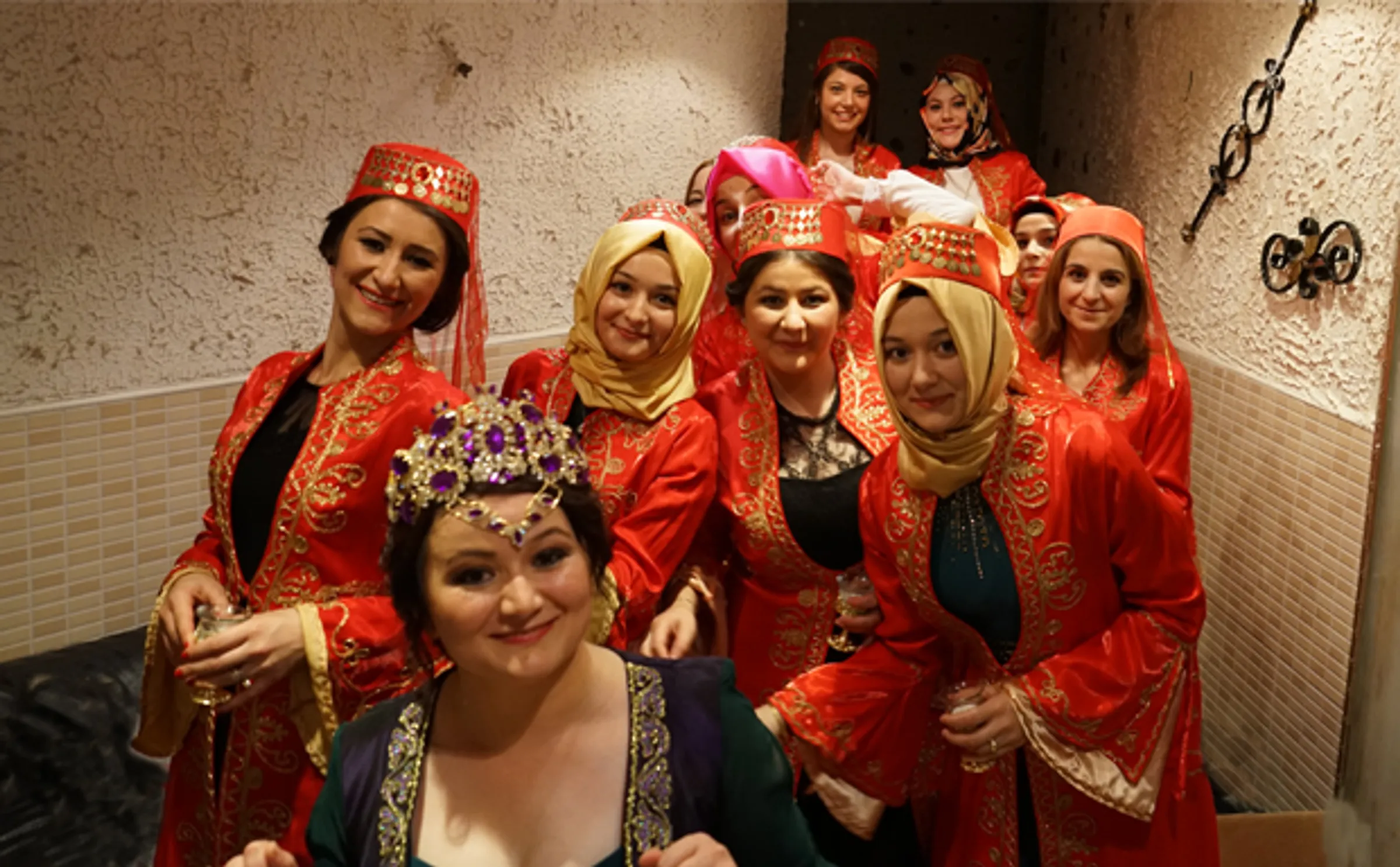 Özel isim nakışlı kına bindallısı 2026 - altın iplik işlemeli kişiselleştirilmiş gelin elbise modeli, düğün anısı