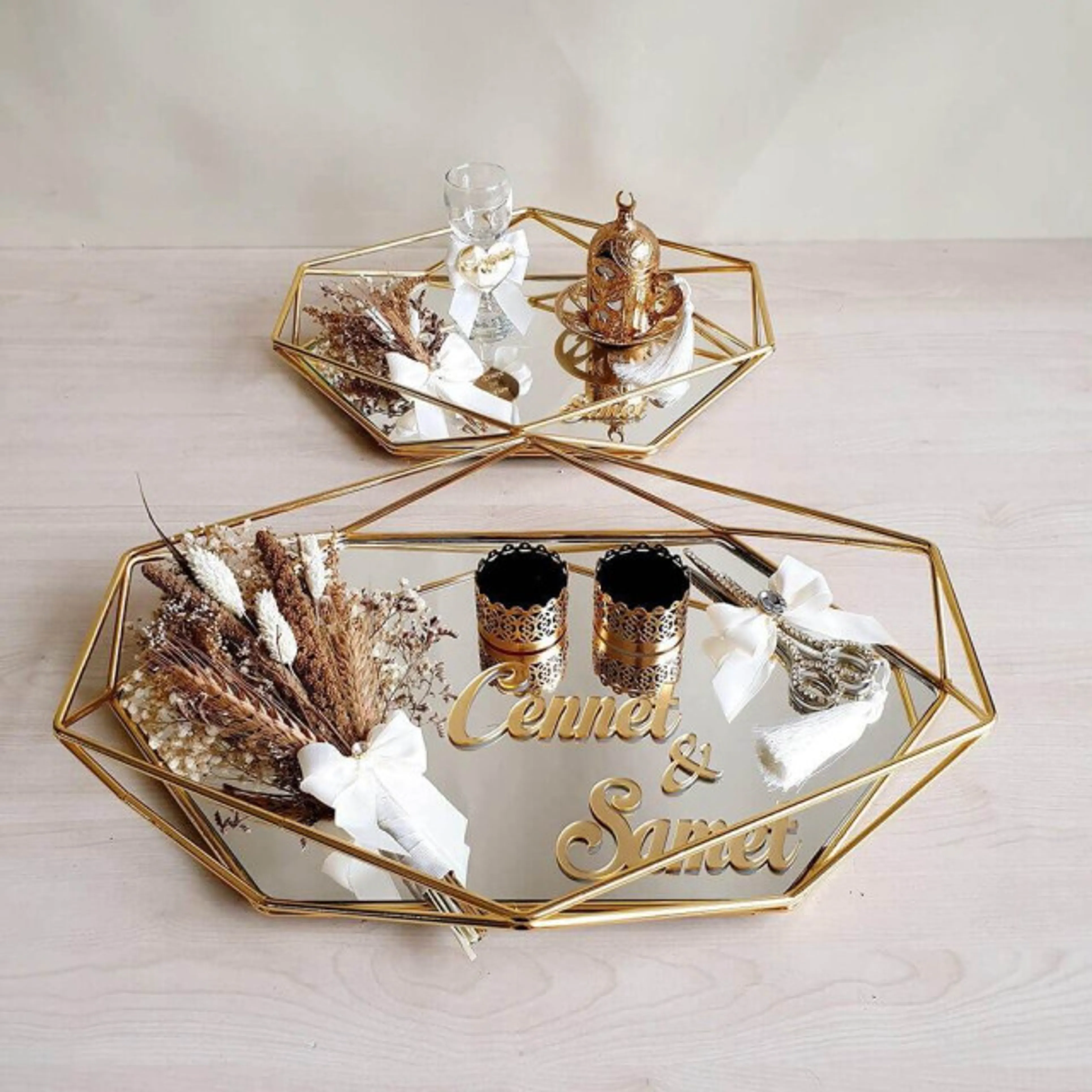 Boho tarzı nişan tepsisi, pampas grass, kuru lavanta ve pastel tonlu çiçeklerle süslenmiş hasır tepsi, rustik ahşap masa üzerinde doğal ışık ile çekilmiş estetik fotoğraf