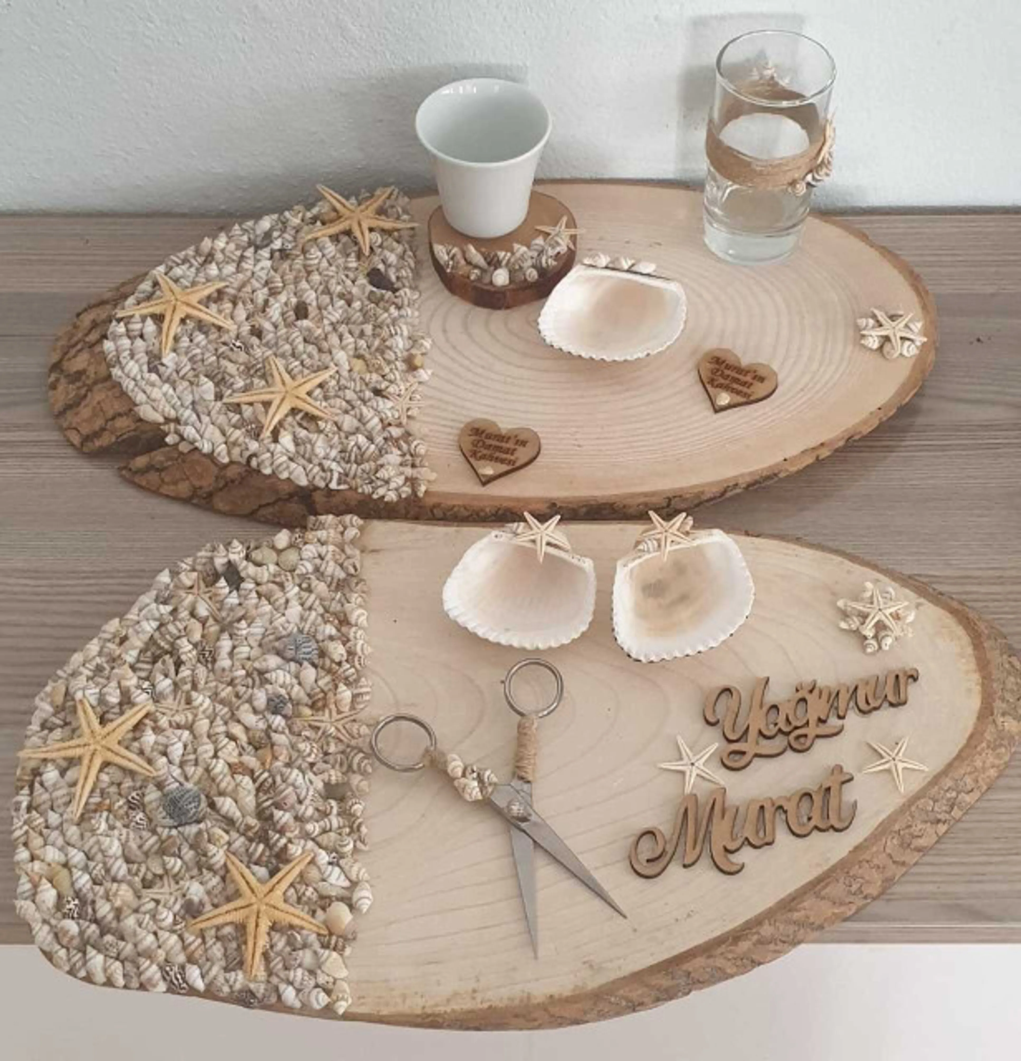 Lüks altın varaklı nişan tepsisi, kristal şampanya kadehleri, beyaz orkide ve gül aranjmanı, Swarovski taşlarla süslenmiş, beş yıldızlı otel ballroom ortamında profesyonel fotoğraf