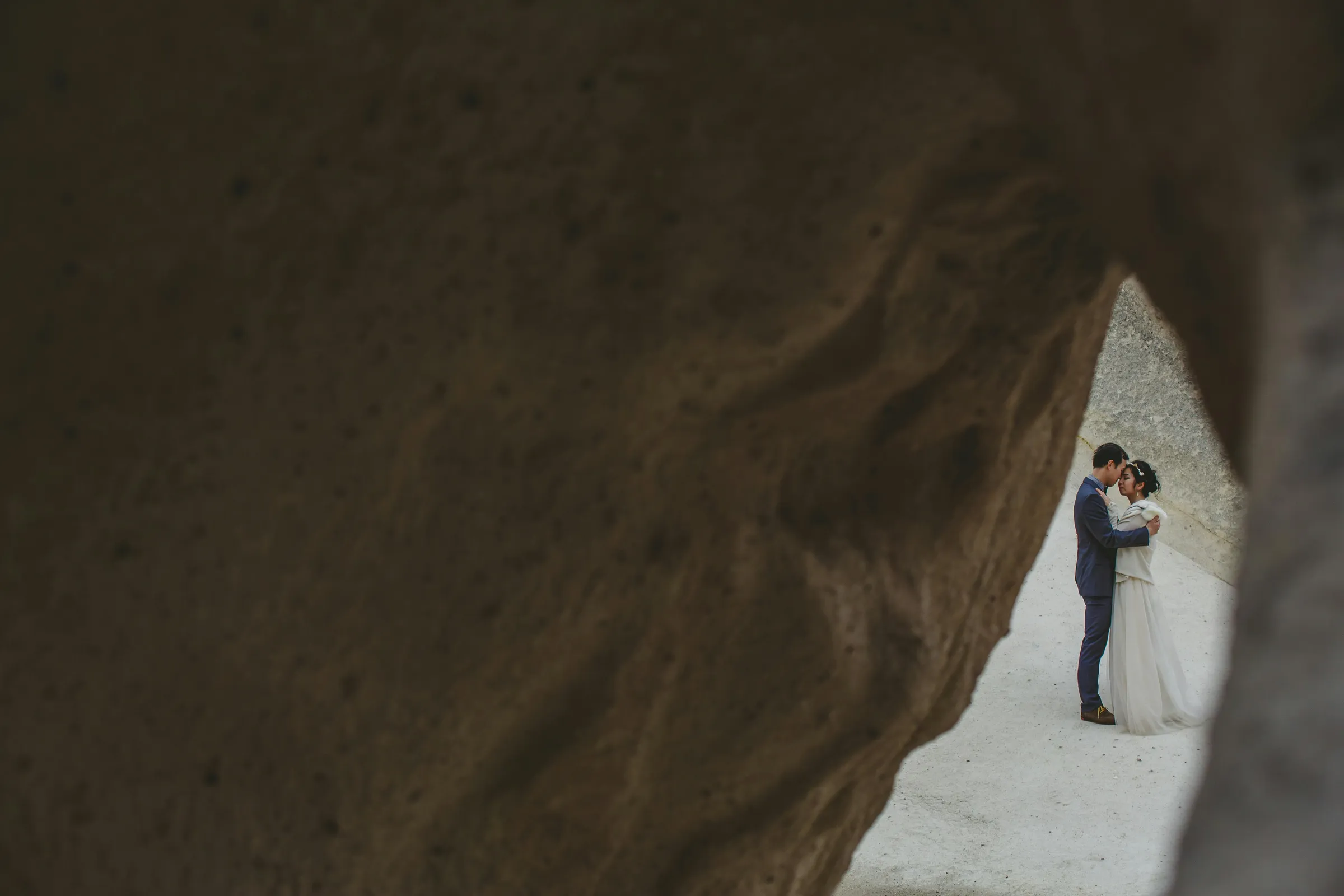 Geleneksel taş konak avlusunda Kapadokya düğün töreni, vintage dekorasyon ve otantik Türk mimarisi detayları