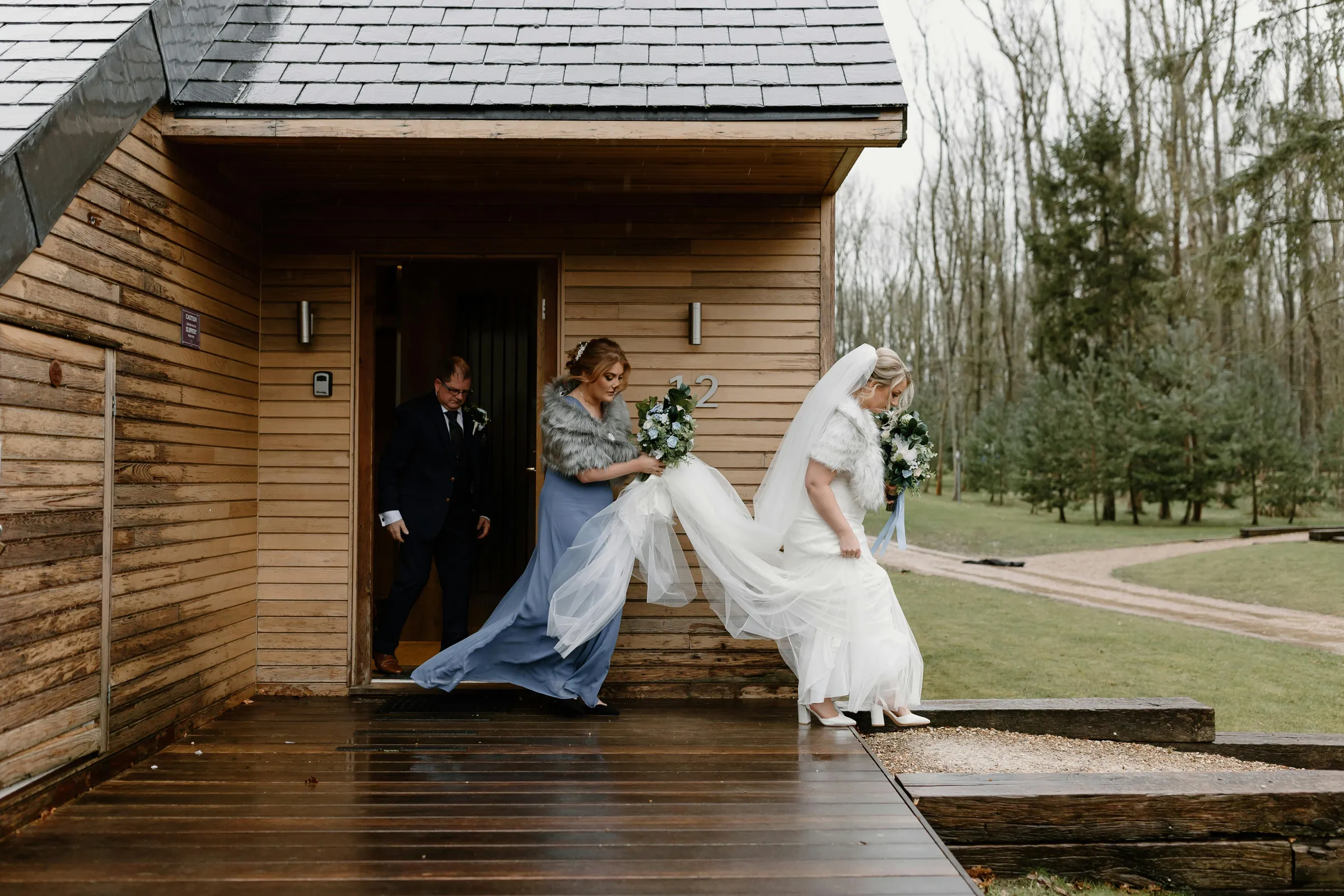 Rustik ahşap düğün masası, ekose masa örtüsü, çam kozalakları, mason jar mumlar, kuru çiçekler ve ağaç dilimi tabak altlıkları ile dağ evi temalı dekorasyon