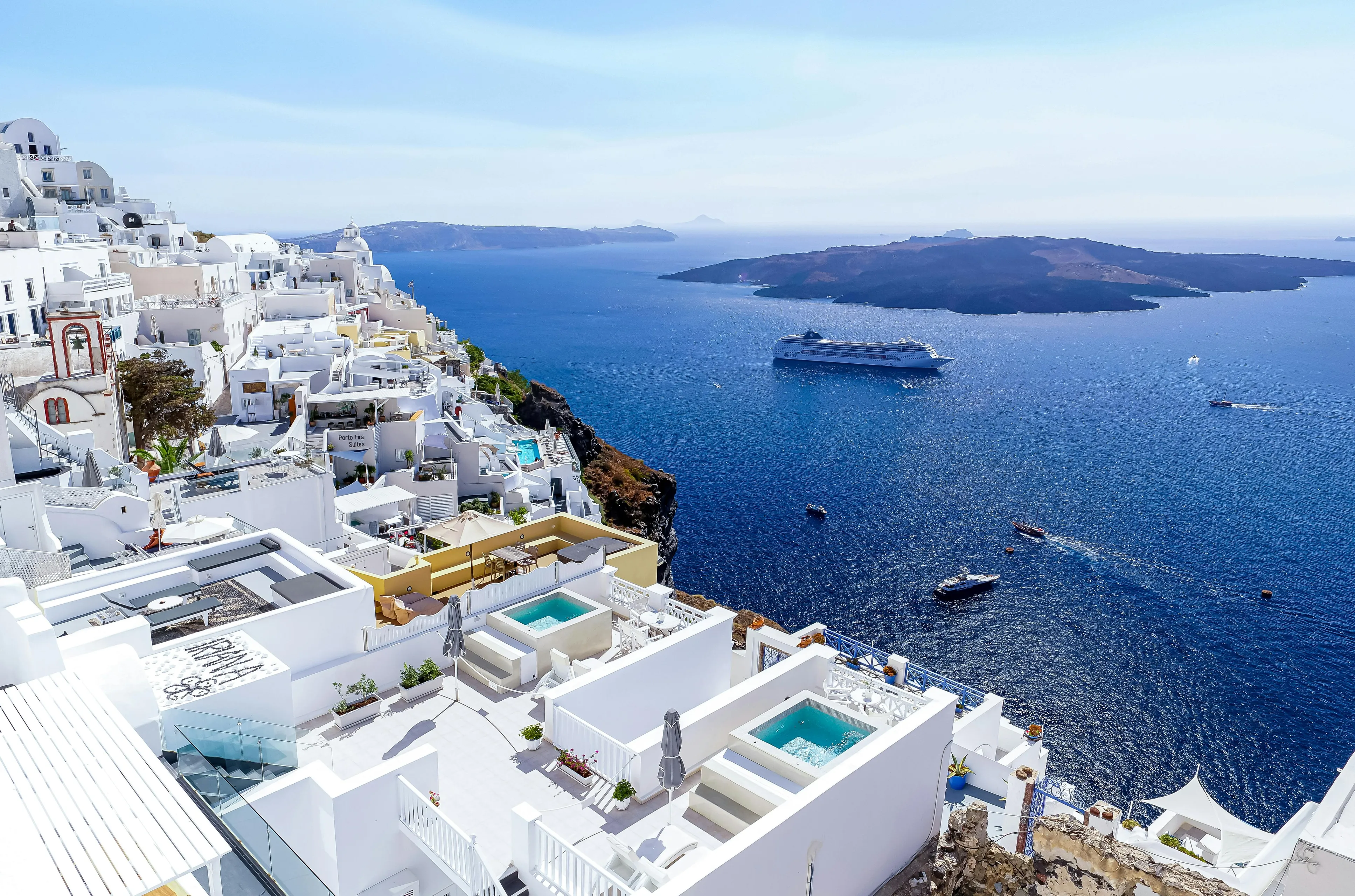 Mykonos beyaz değirmenler Little Venice, turkuaz Ege denizi, lüks yat limanı manzarası
