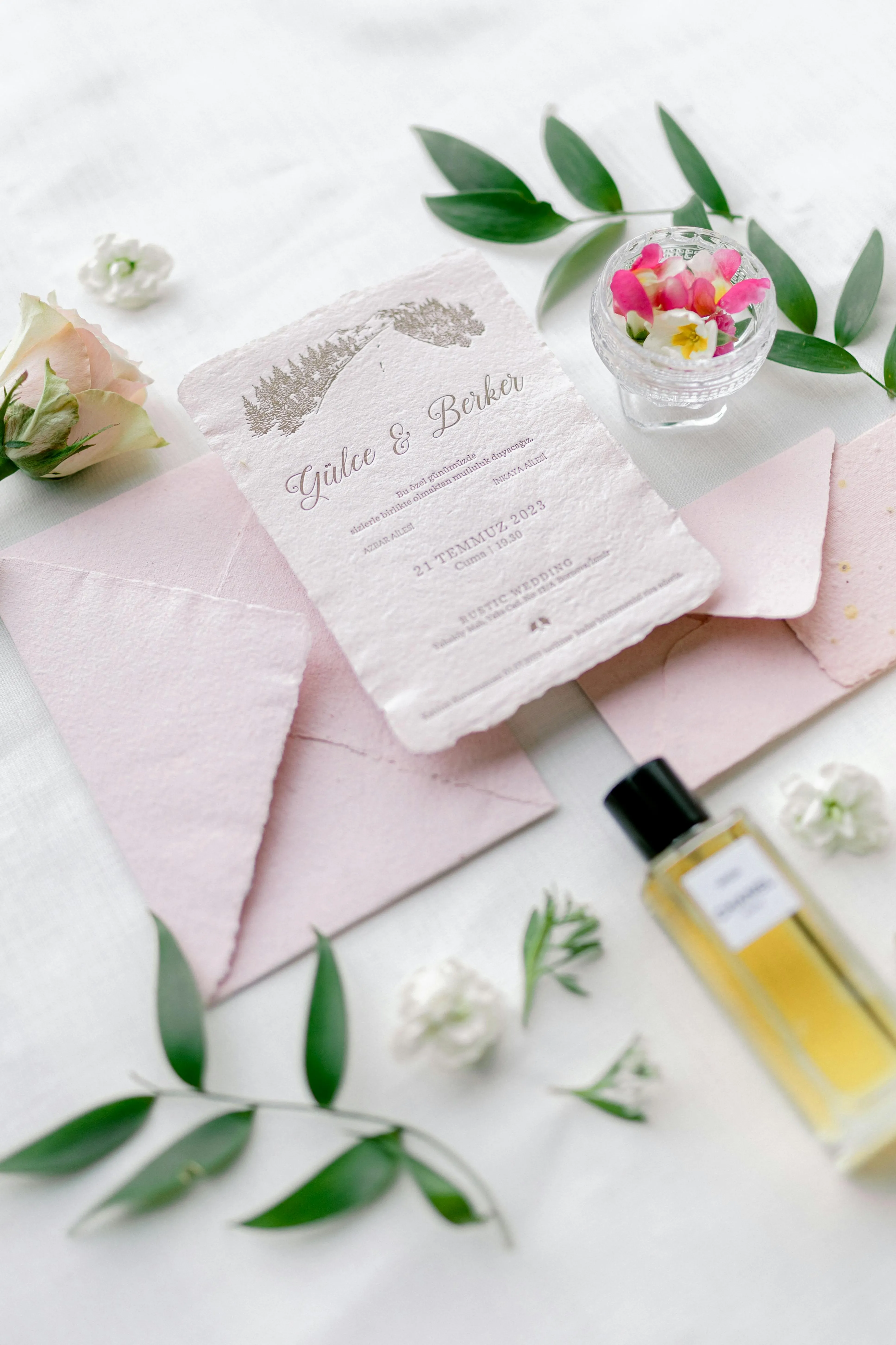 Kraft kağıt üzerinde siyah mürekkep minimalist düğün davetiyesi tasarımı, geometrik çizgiler ve modern sans-serif yazı tipiyle çağdaş davetiye örneği