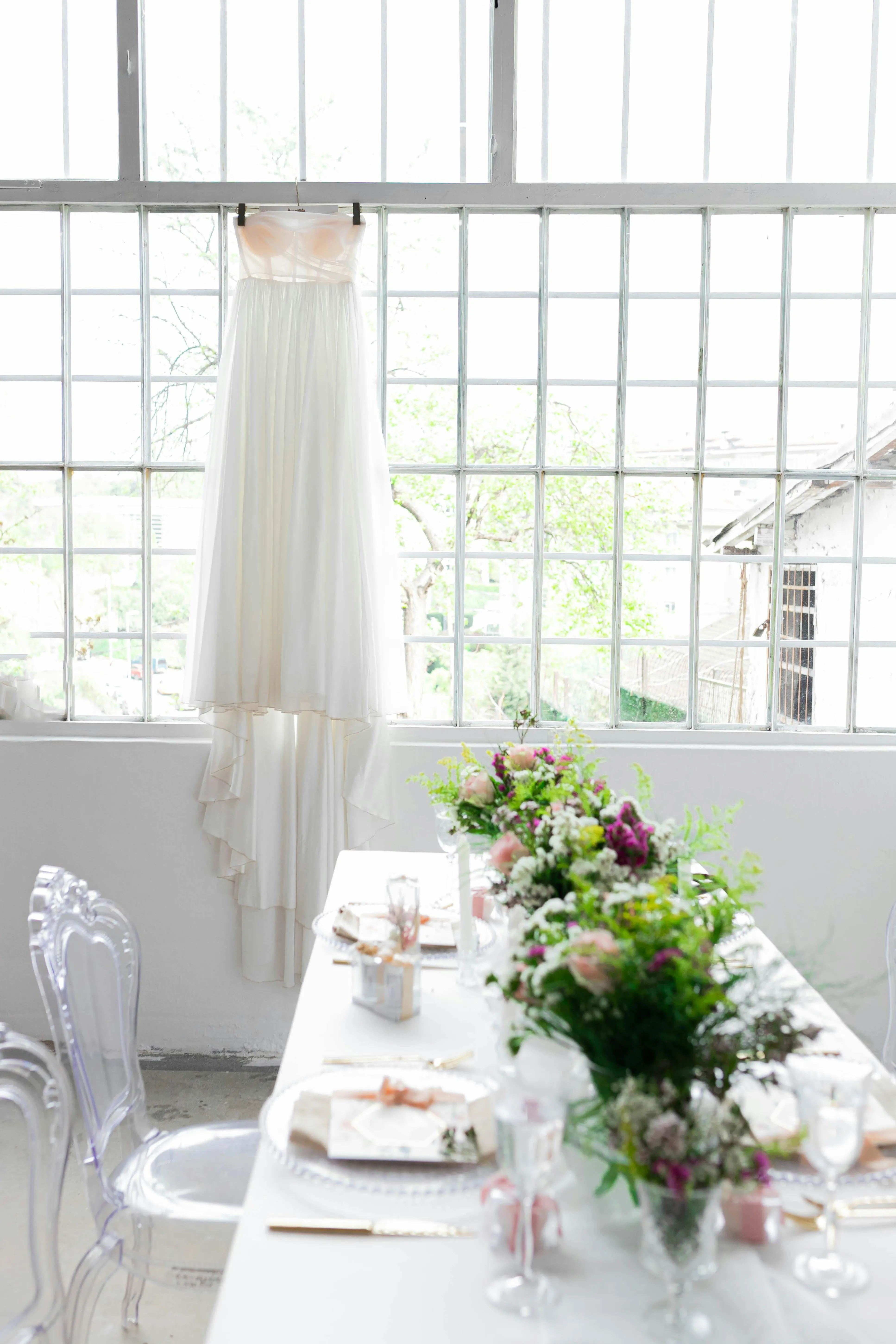 Modern minimalist düğün konsepti, beyaz ve geometrik formlar, sade masa düzeni, tek renk çiçek aranjmanları ve temiz çizgilerle zarif atmosfer