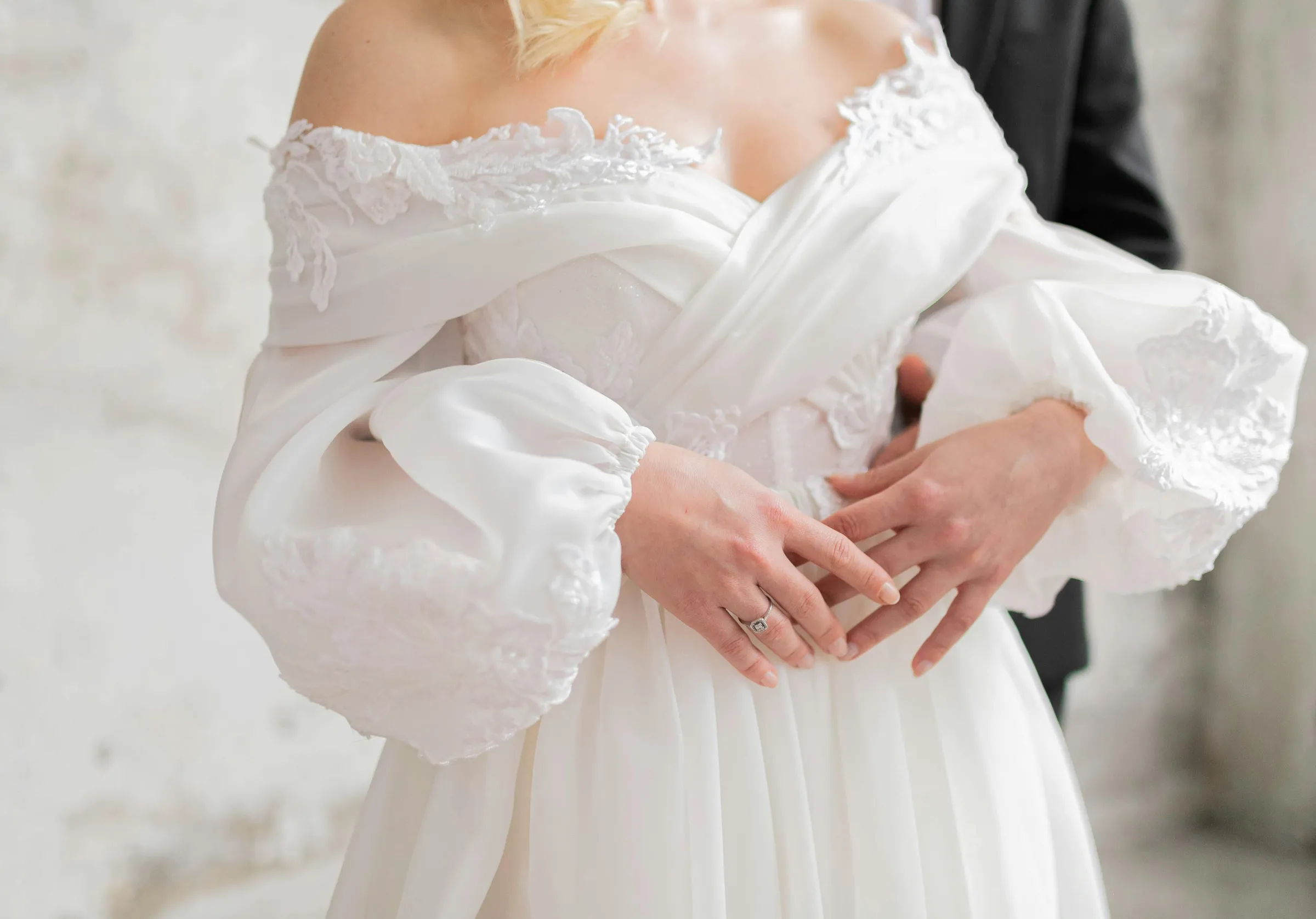 Avanos Kızılırmak kenarında düğün töreni, geleneksel Kapadokya mimarisi ve doğal nehir manzarası eşliğinde açık hava düğünü