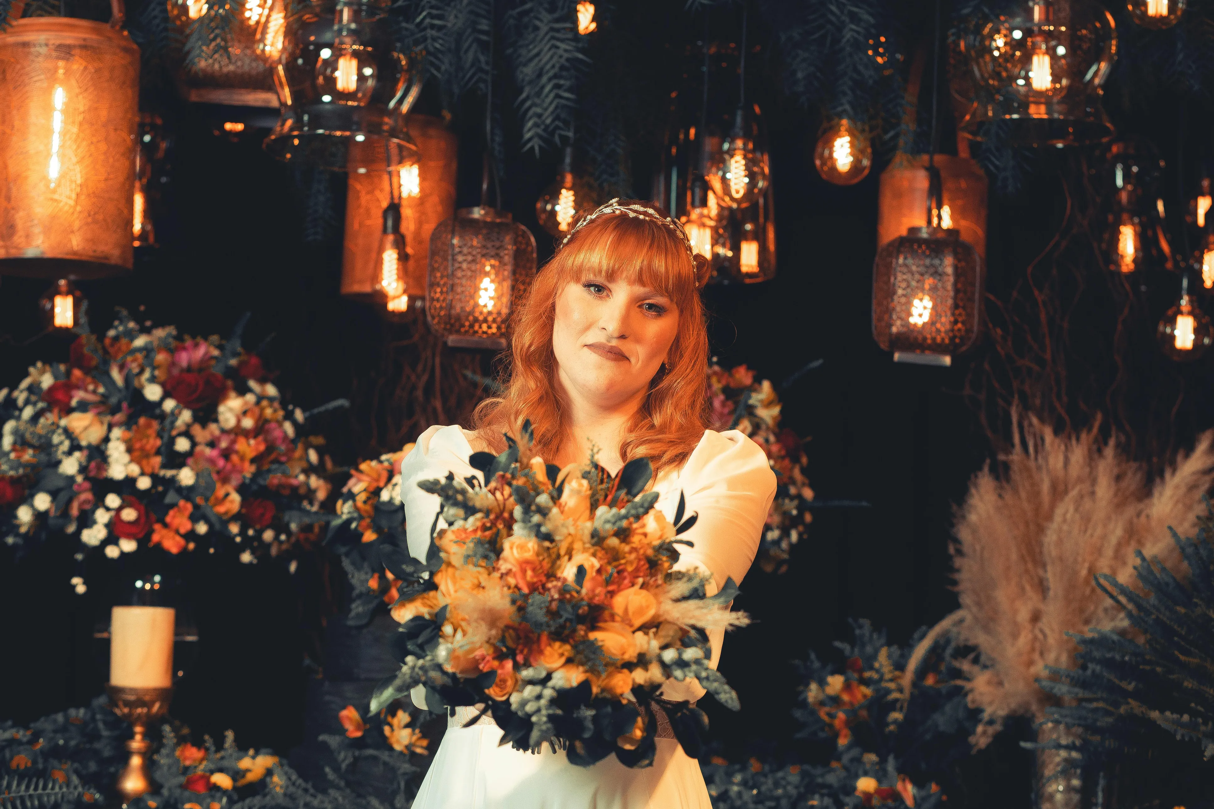 sonbahar temalı düğün buketi, bordo dahlia, hardal sarısı güller ve kuru yapraklarla rustik aranjman, sıcak renkler