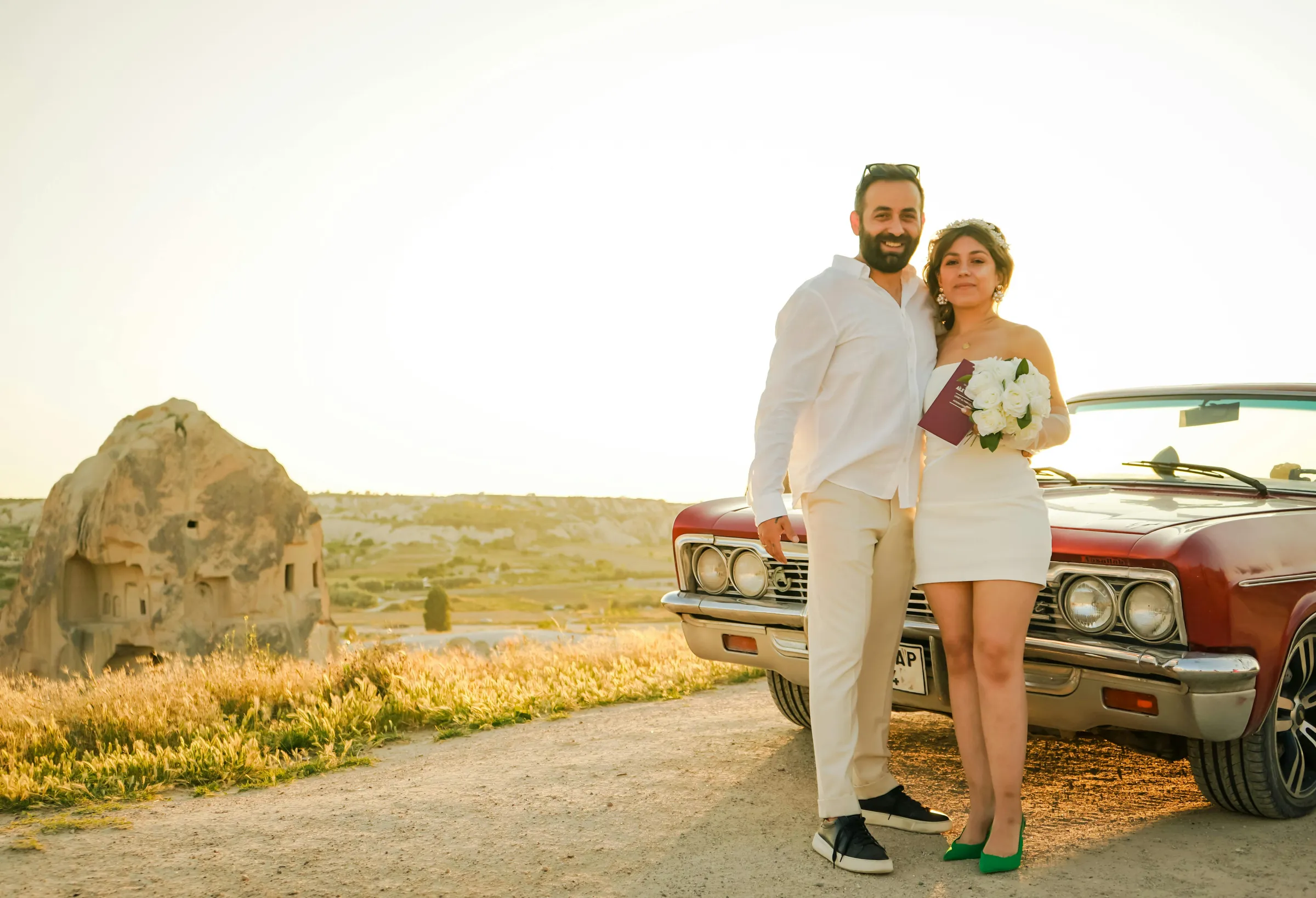 Boutique lüks Kapadokya düğün mekanı iç dekorasyonu, şık masa süslemeleri, mum ışığı ve taş duvarlar ile romantik ambiyans