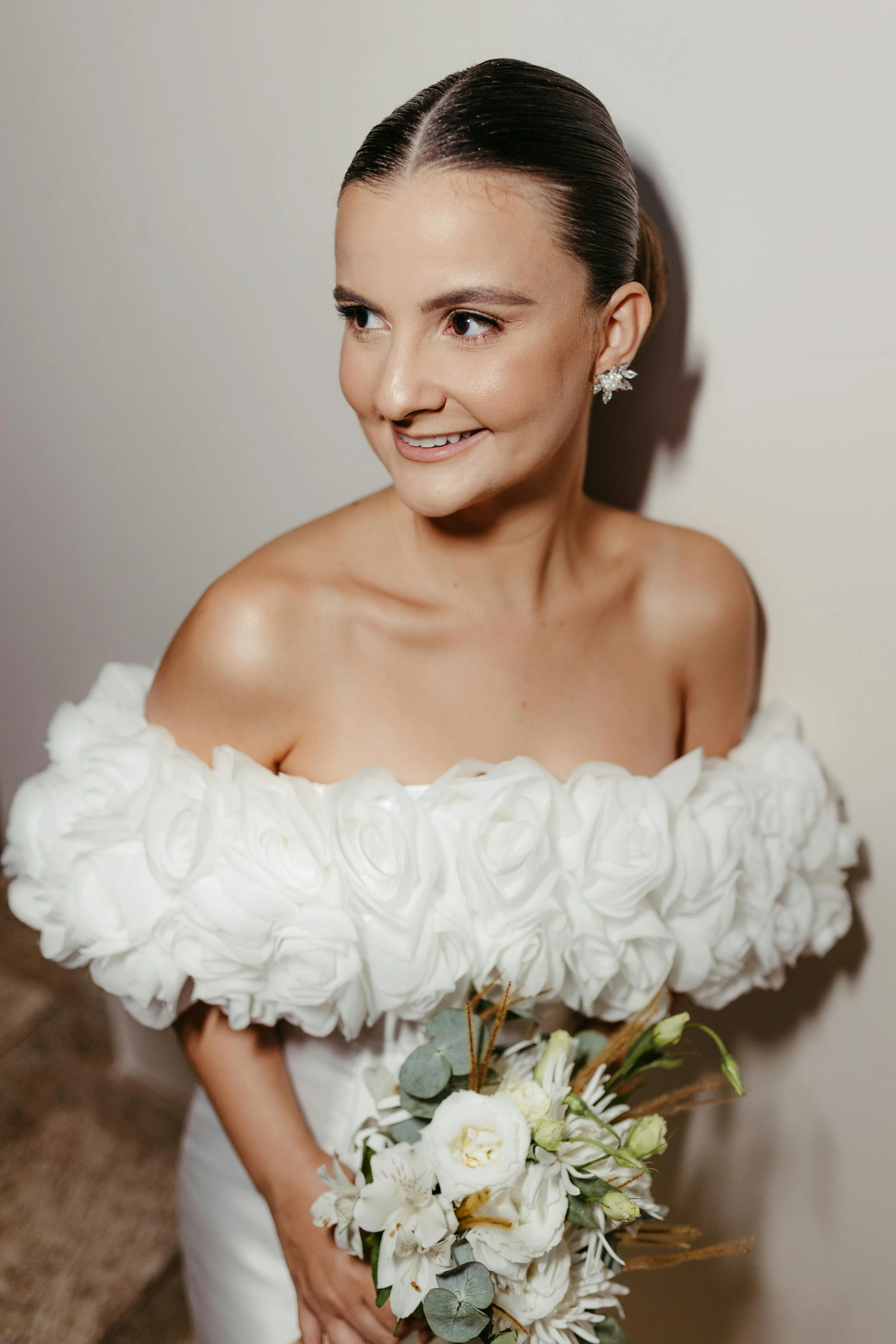 Gelin saç modeli, klasik topuz ve tül peçe kombinasyonu, straplez gelinlik için ideal saç tasarımı, profesyonel makyaj ve styling fotoğrafı