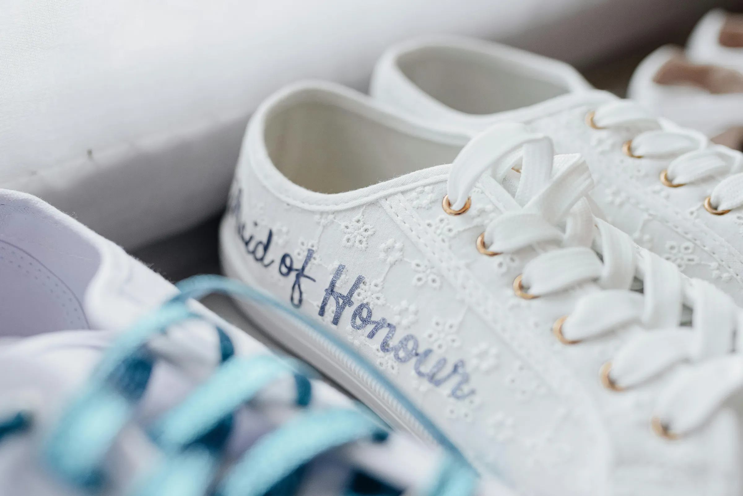 2026 düğün sezonu için rahat gelin ayakkabısı modelleri, beyaz saten ve nude renk seçenekleri, düz taban ve alçak topuklu alternatifler