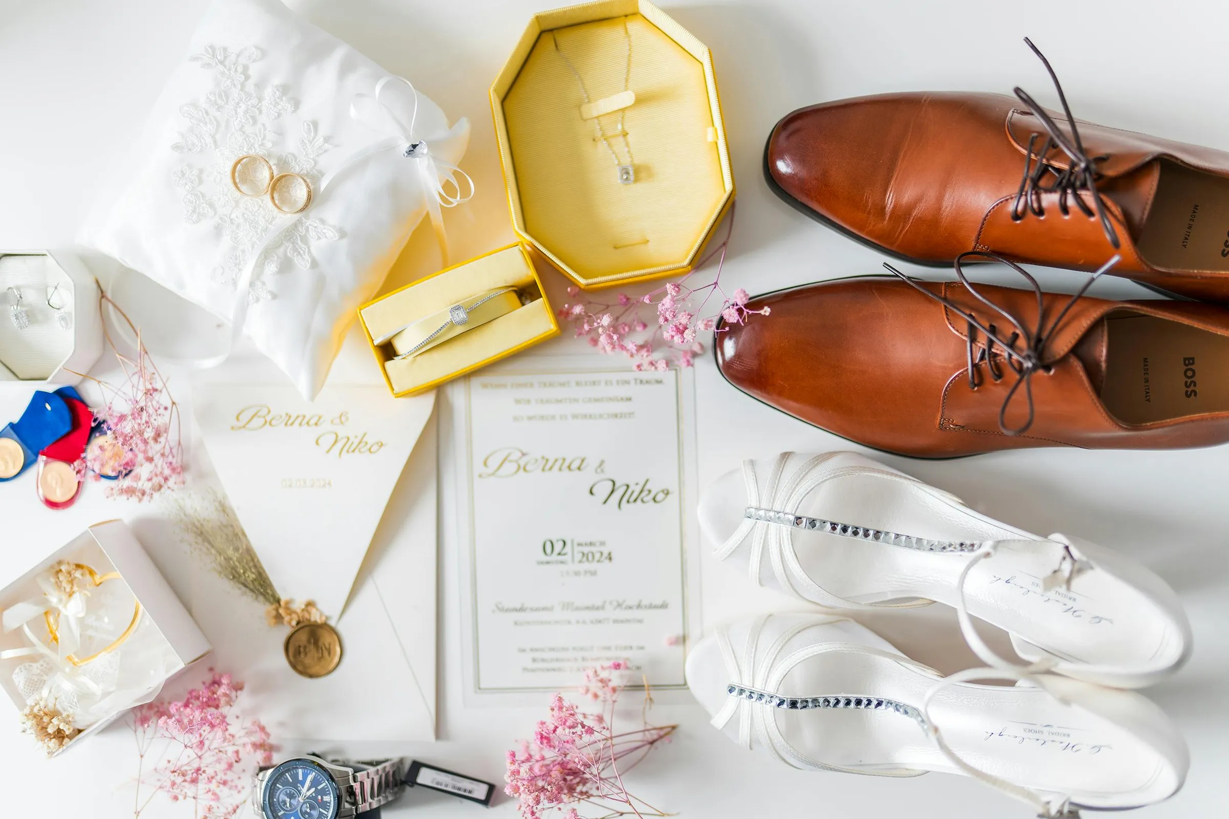 Damat klasik deri ayakkabısı detay çekim, oxford model, parlak cilalı yüzey, smokin pantolonu ile kombinasyon, 2026 erkek düğün ayakkabısı