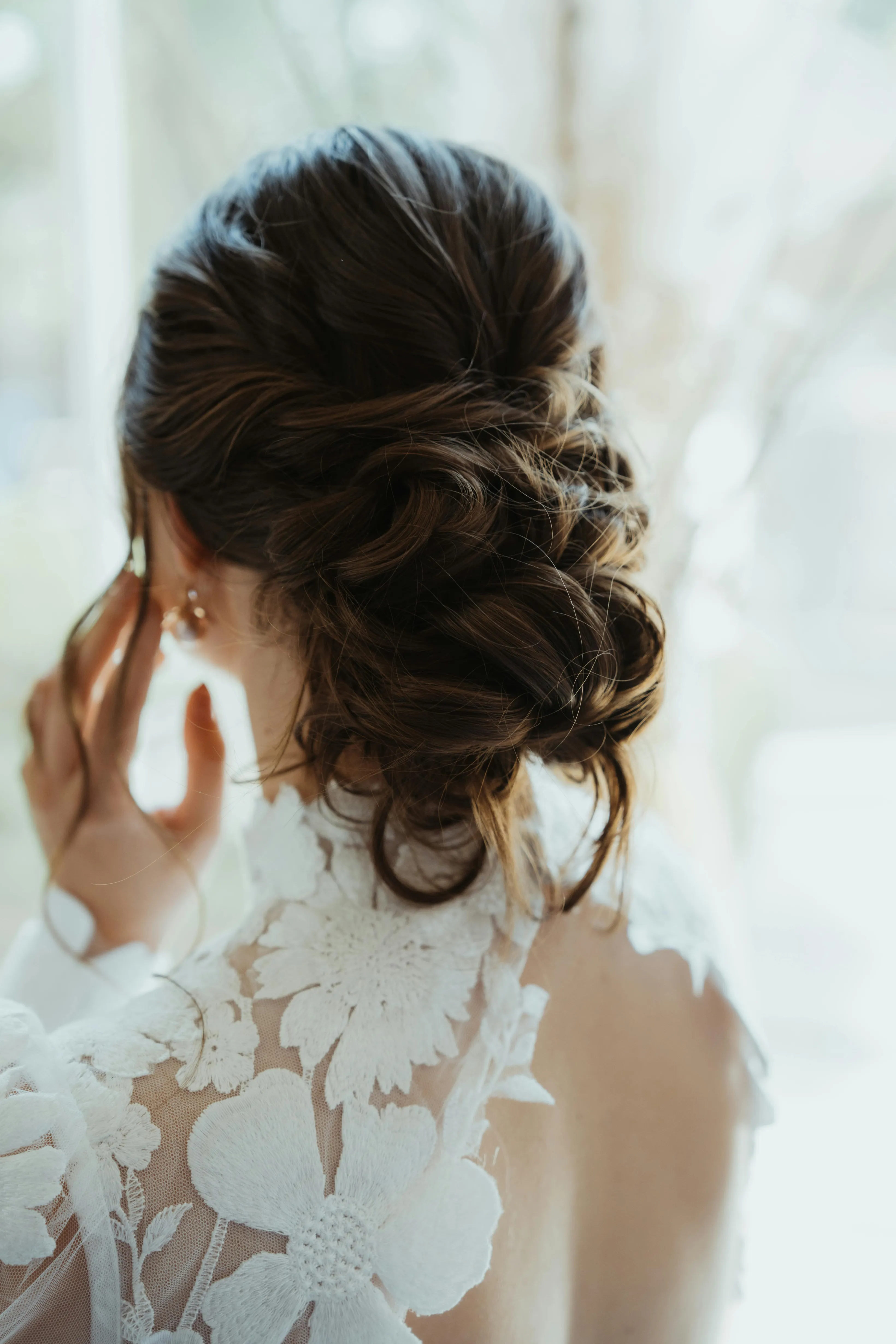 Gerçek gelin düğün fotoğrafı, topuz saç modeli uygulanmış, mutlu gelin portresi, düğün günü anı, profesyonel fotoğraf çekimi, doğal gülümseme