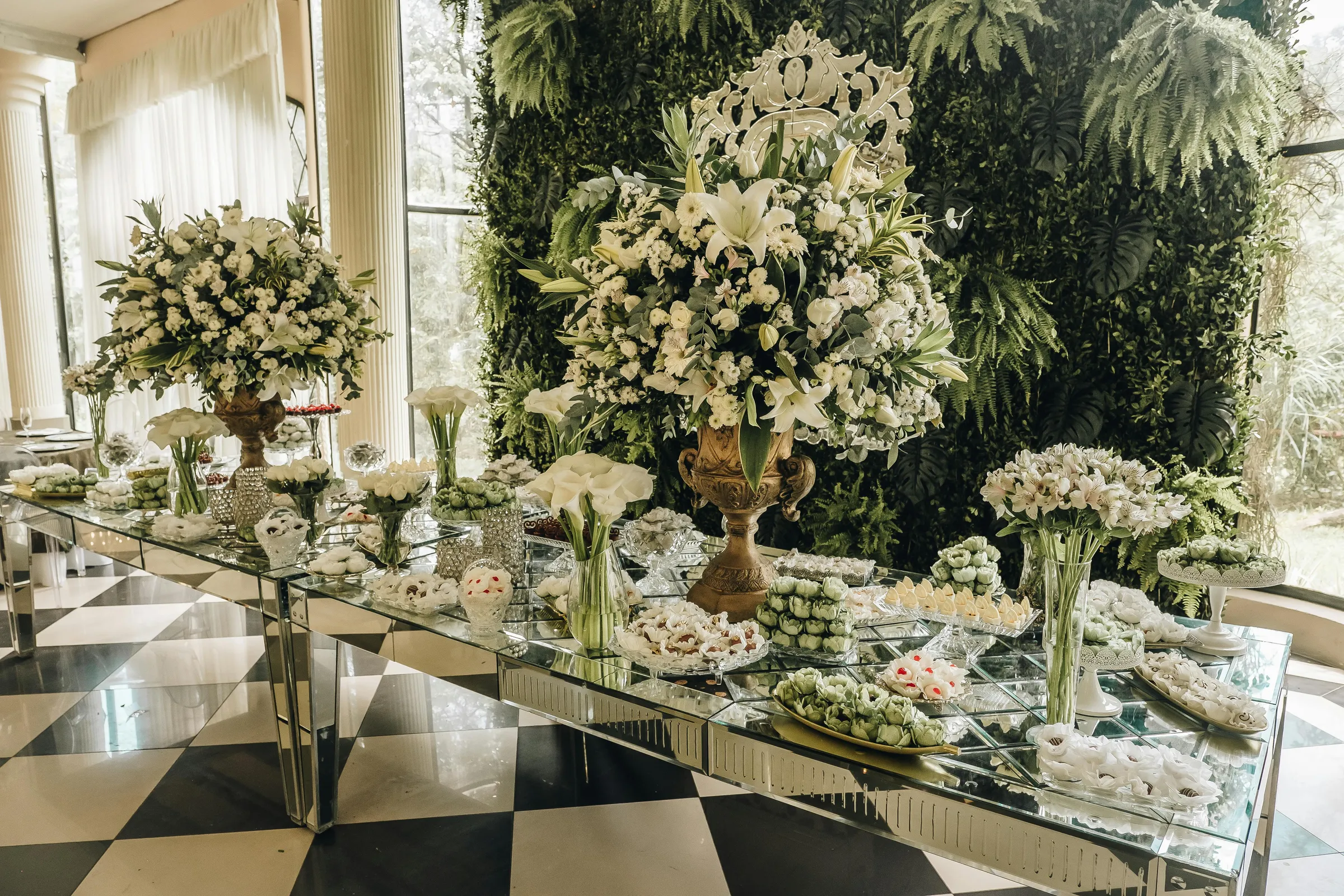 Vintage dantel masa örtüsü, antika altın çerçeveler, pudra pembe güller, kristal şamdanlar ve viktorya dönemi porselen çay takımları ile dönemsel kış düğünü