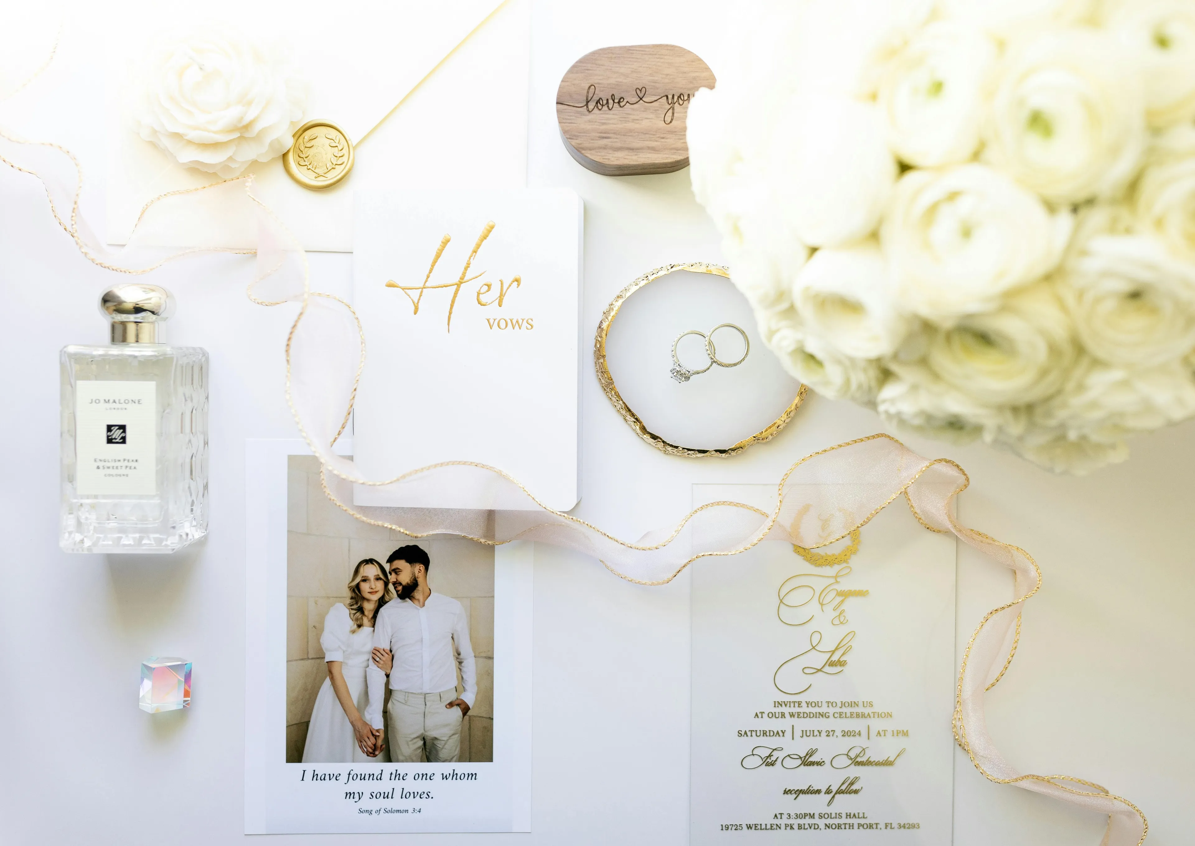 Dijital baskı düğün davetiyesi tasarımları, renkli fotoğraf baskısı, modern grafik tasarım öğeleri, yüksek çözünürlük, parlak finish ve çağdaş tipografi içeren çeşitli örnekler