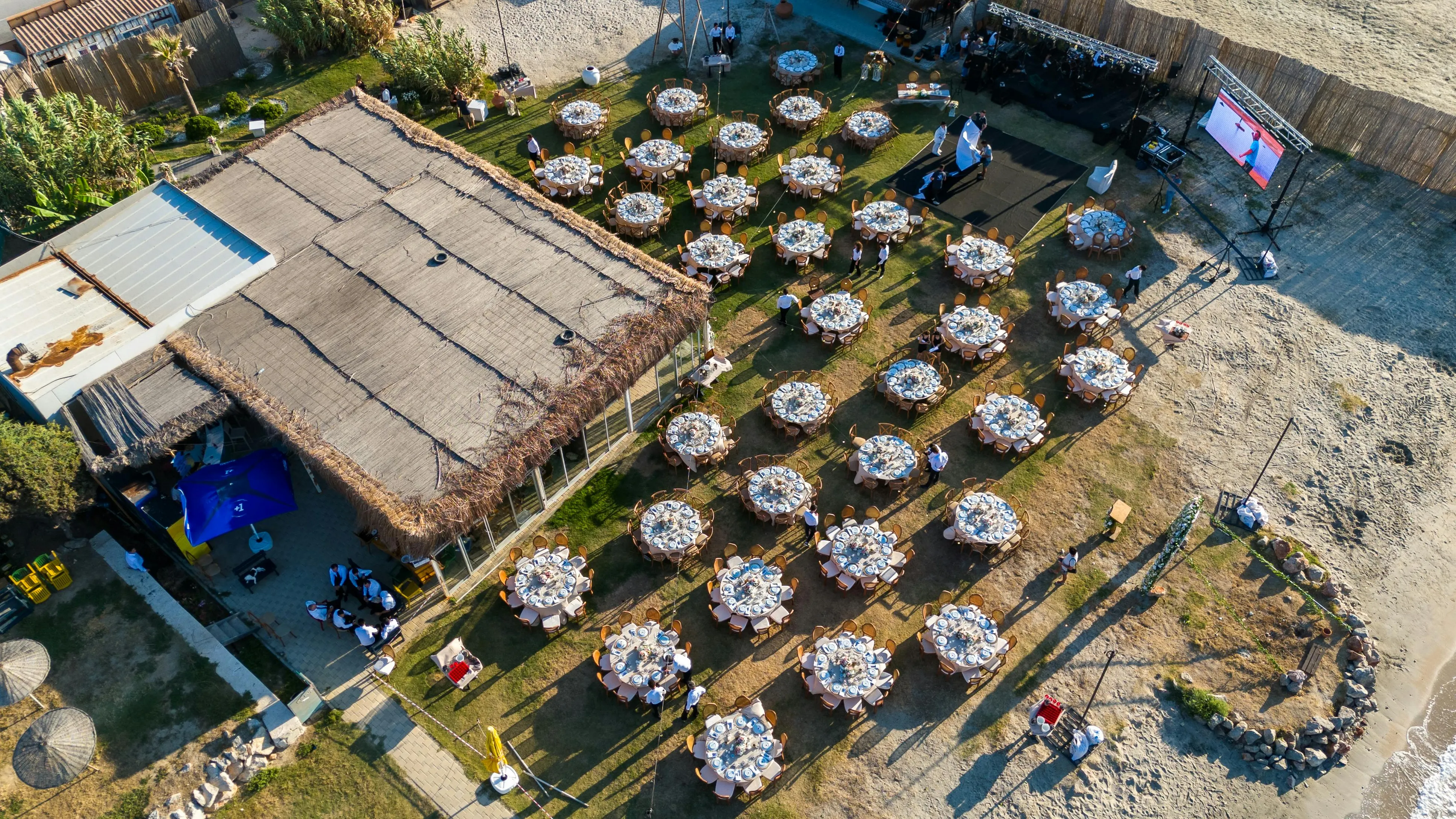 Çeşme sahil düğün mekanı gün batımı deniz kenarı masa düzeni romantik ışıklandırma açık hava düğün organizasyonu