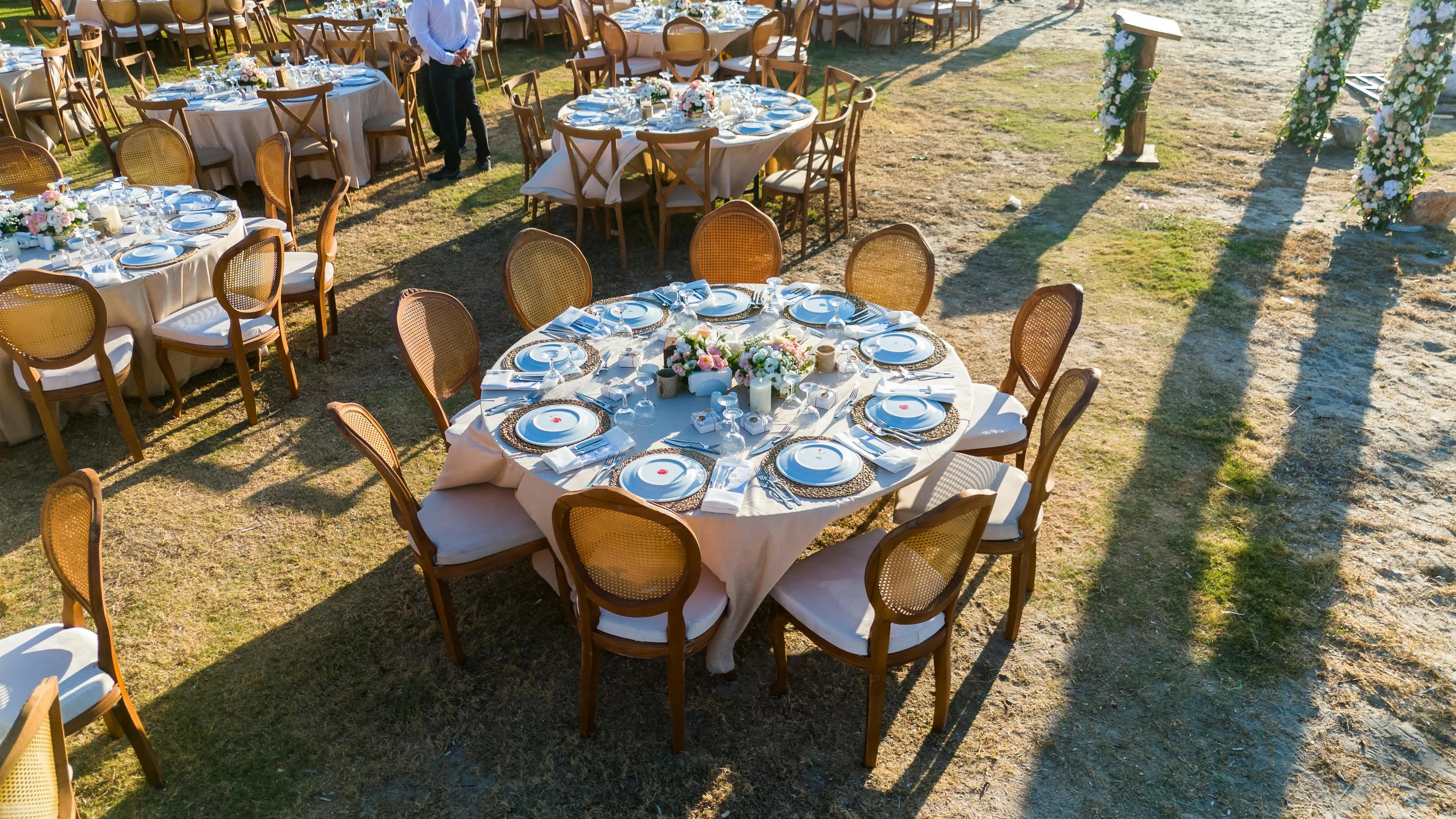 Lüks düğün salonu İzmir kristal avize zarif masa düzeni beyaz orkide çiçek süsleme altın detaylar kapalı mekan dekorasyon