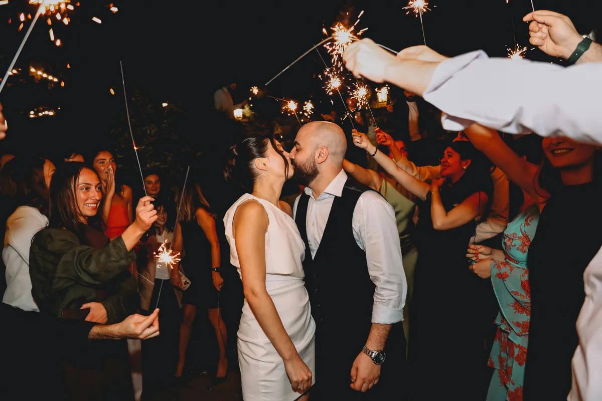 Düğün salonunda canlı müzik grubunun sahne performansı, profesyonel orkestra ve DJ ekipmanları, lüks düğün organizasyonu 2026 Türkiye