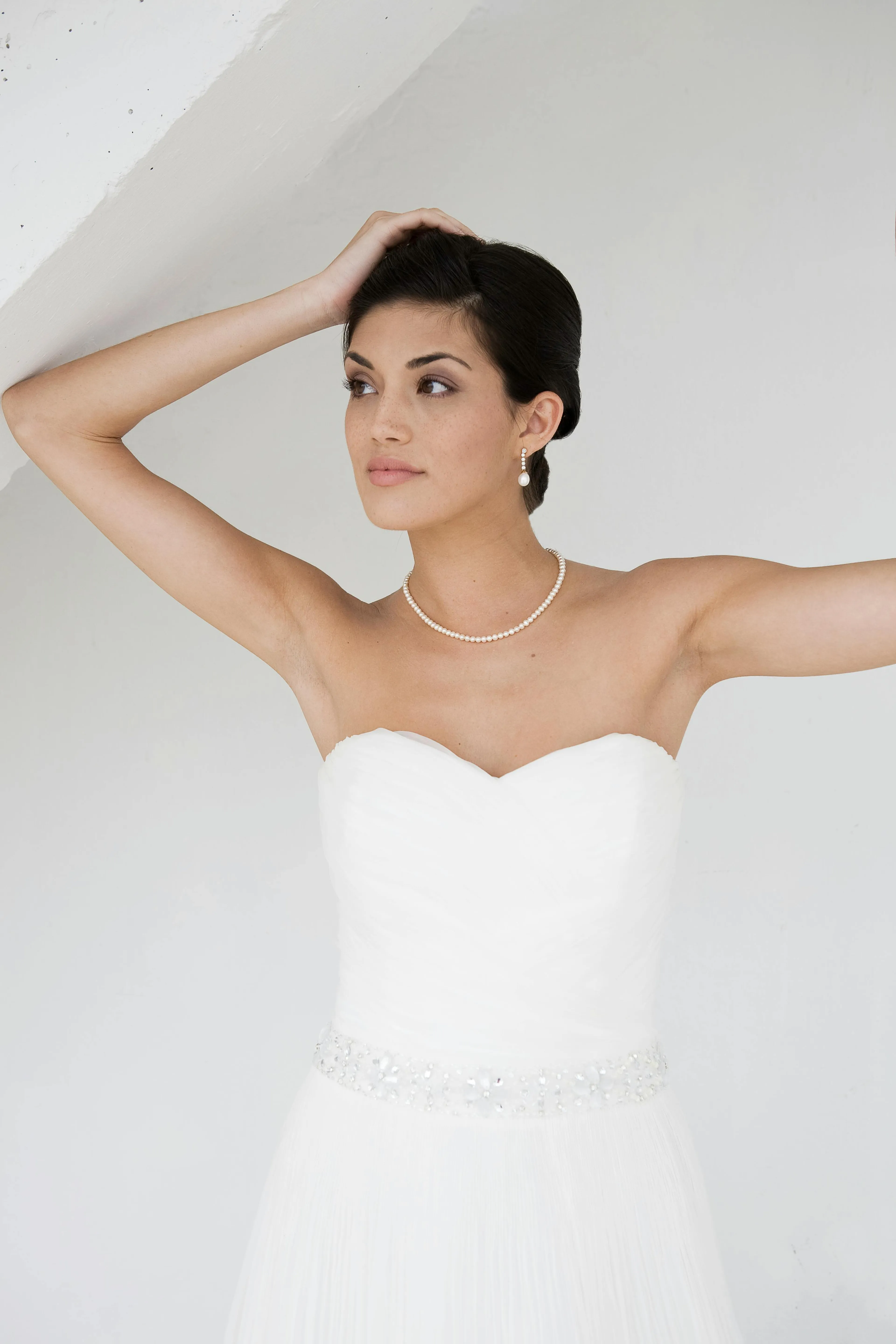 Beyaz straplez prenses gelinlik modeli, dantel detaylı korset bel ve hacimli tül etek ile bahçe düğünü için romantik tasarım, doğal ışıkta çekilmiş profesyonel fotoğraf