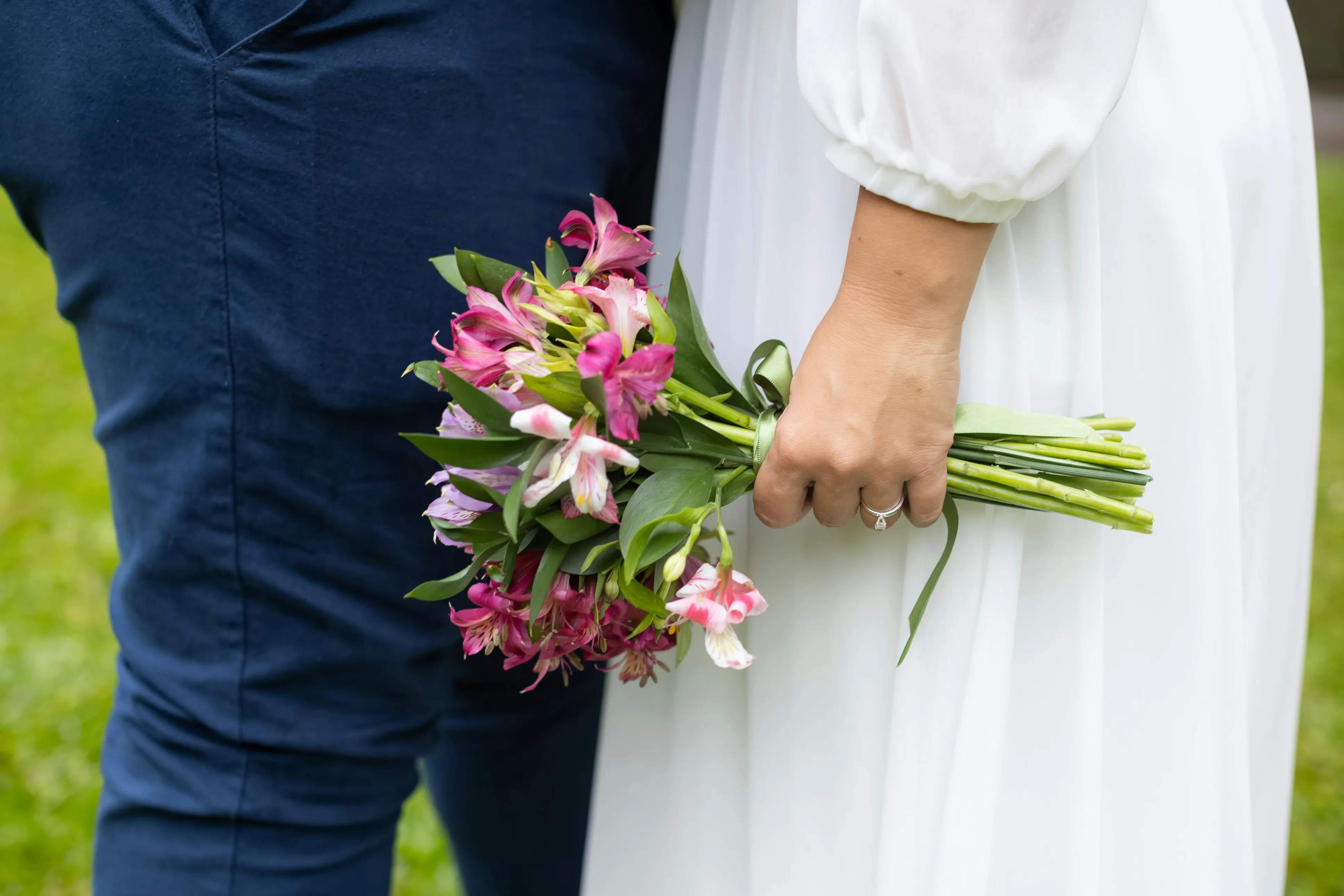 beyaz güller ve lavanta ile hazırlanmış romantik gelin buketi, rustik kurdele detayı, doğal ışık altında çekilmiş profesyonel düğün fotoğrafı