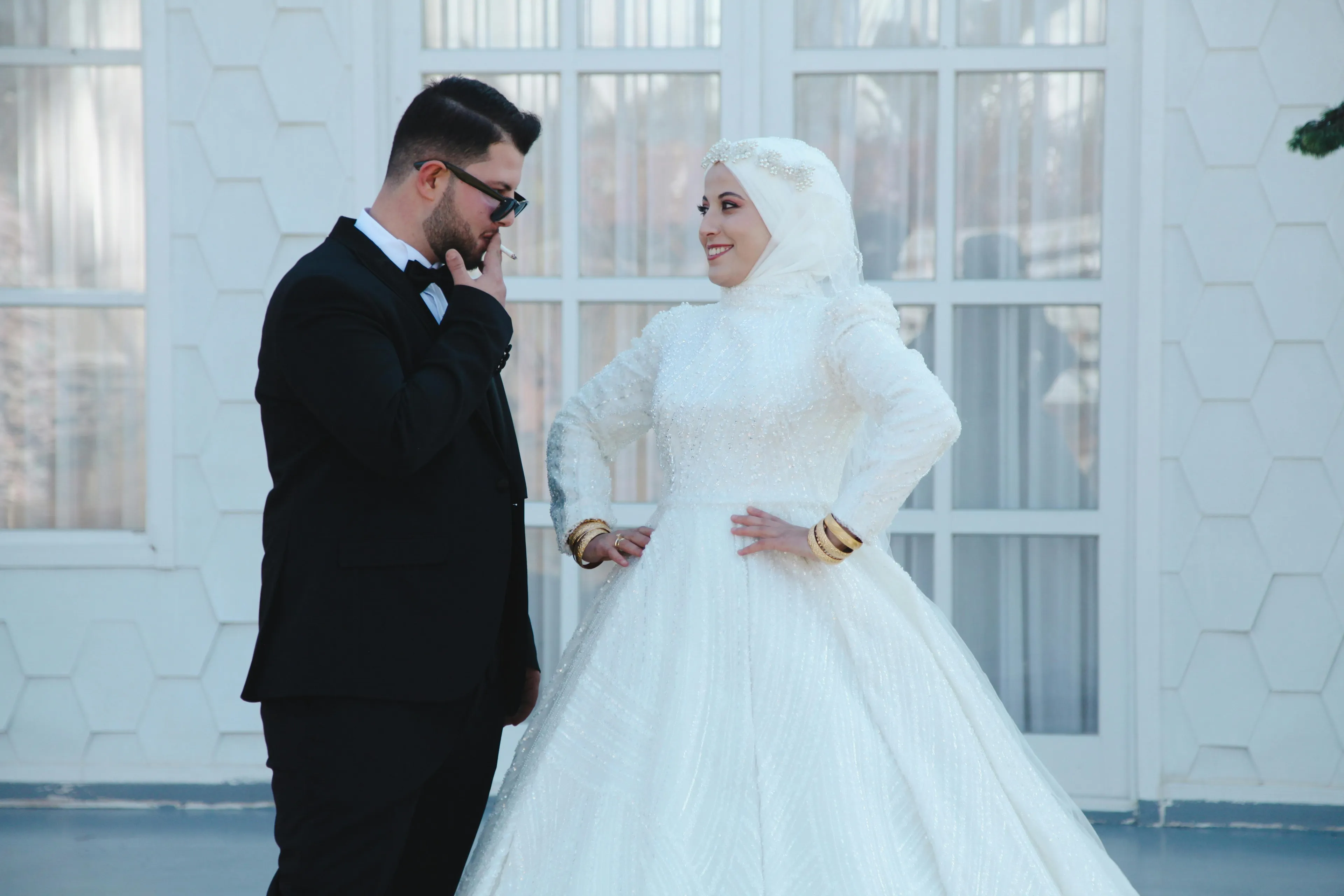 Prenses tesettürlü gelinlik modeli: volümlü tül etekli, taş işlemeli, balon kollu pudra rengi gelinlik, romantik düğün fotoğrafçılığı