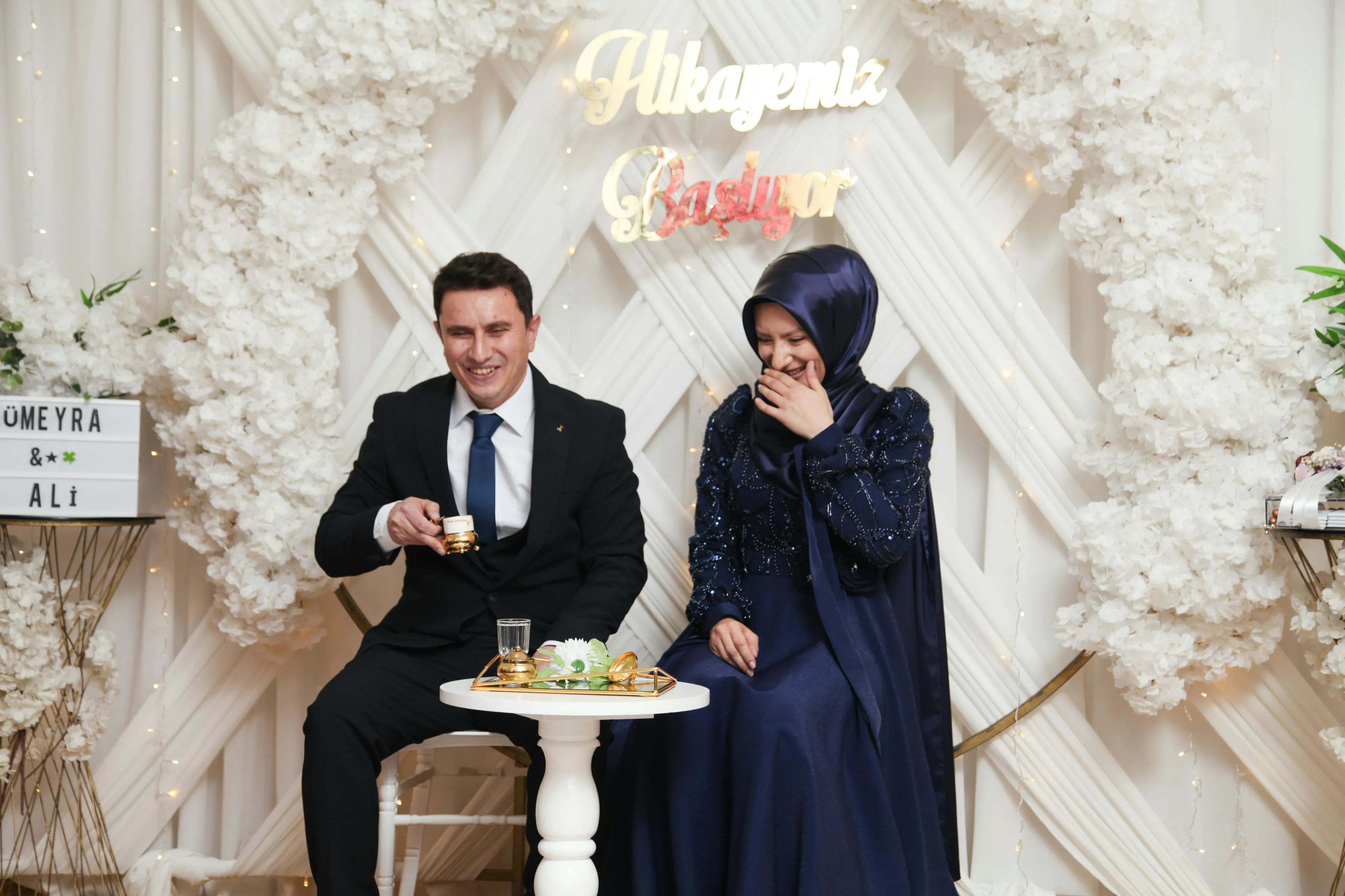 Nişan tepsisi taşıma, profesyonel kargo aracında özel paketlenmiş tepsi, bubble wrap ve güvenlik malzemeleri, lojistik firma görseli