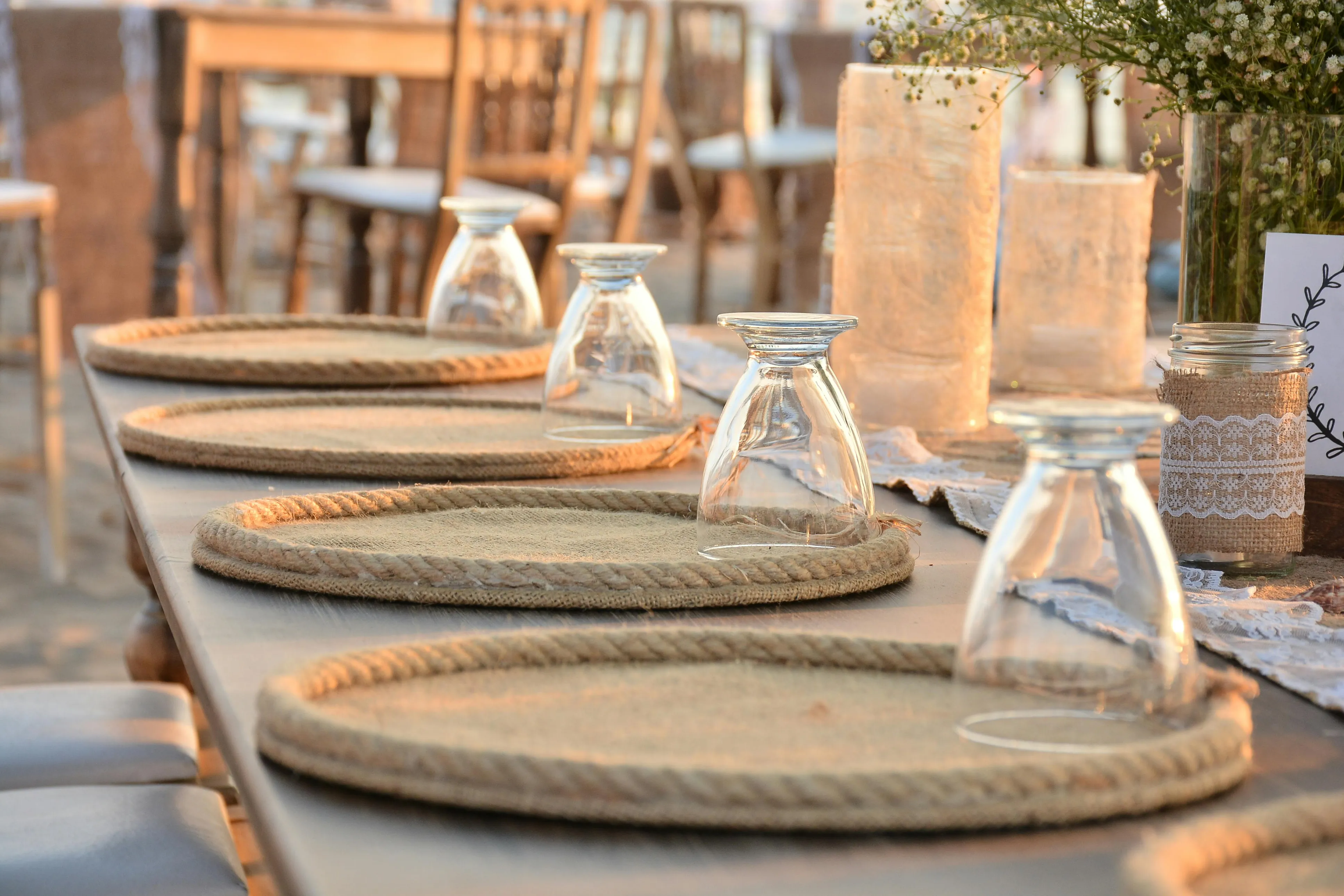 Çeşme resort düğün havuz kenarı gece düğün ışıklandırma yüzer mumlar romantik ortam geniş açık alan organizasyon