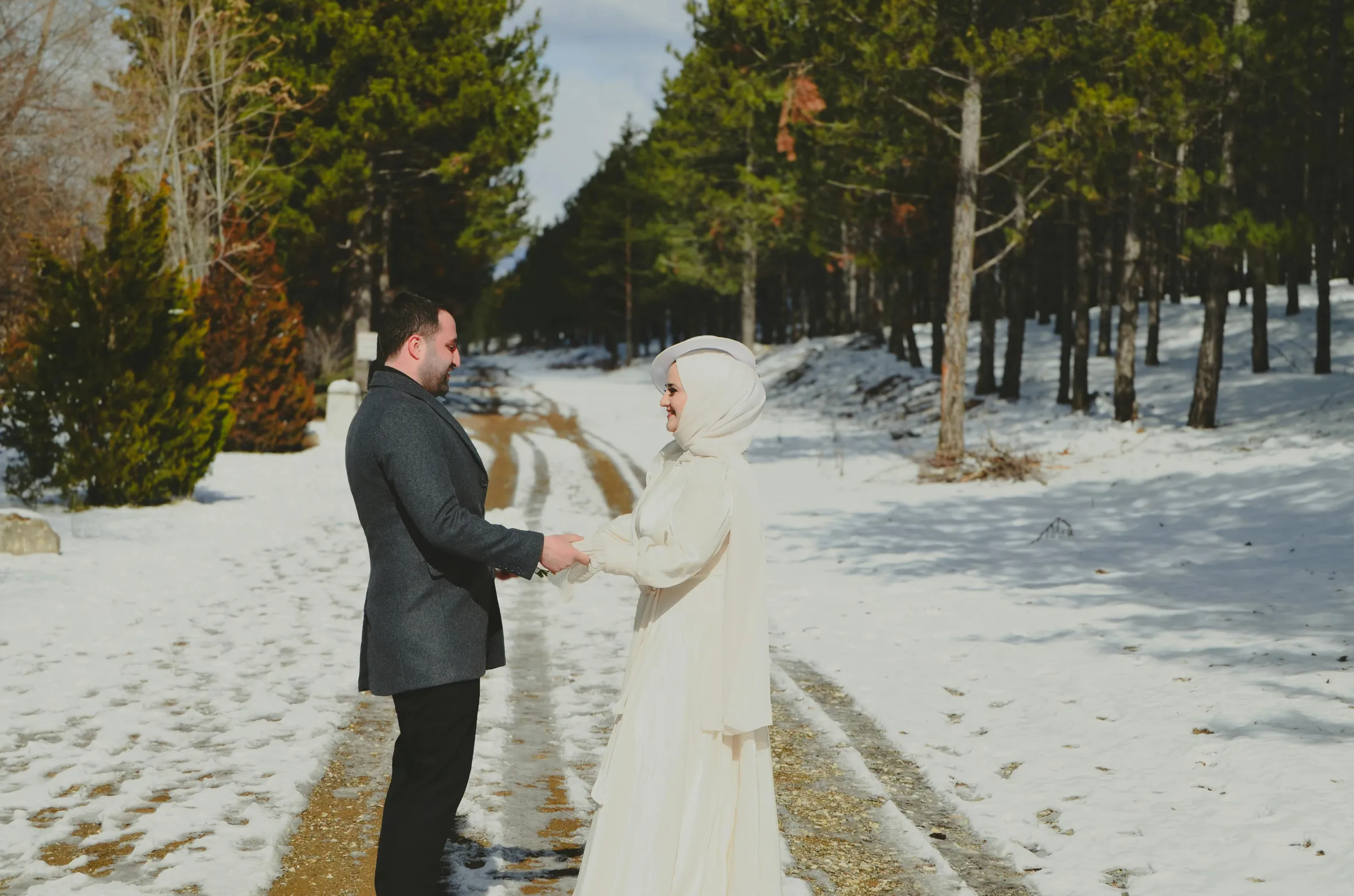 Boğaz manzaralı lüks düğün mekanı, kış bahçesi camekân tavan, kristal avizeler, bordo masa düzenlemeleri ve İstanbul silueti gün batımında