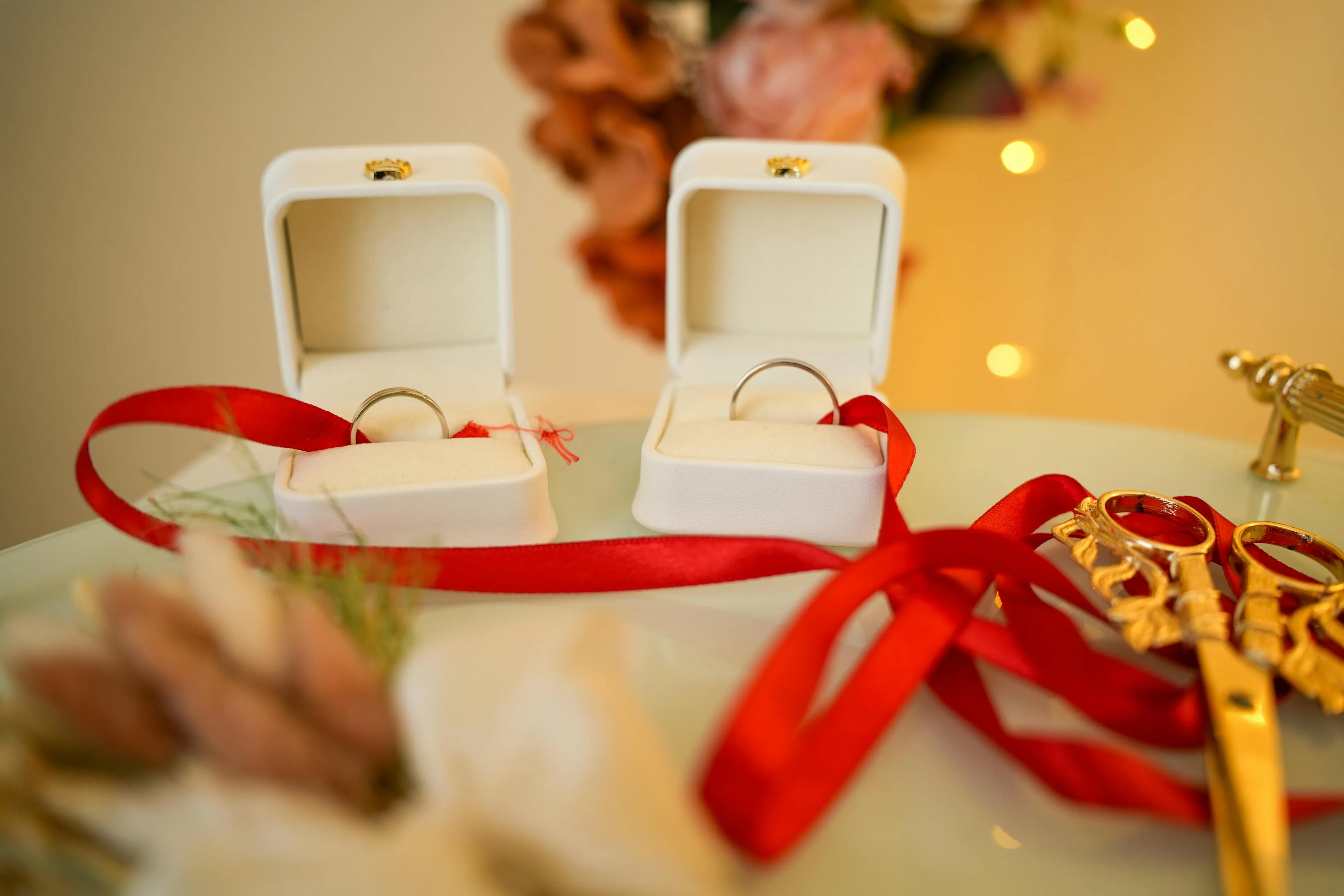 Geleneksel Türk nişan tepsisi, kırmızı kadife kumaş, altın varaklı detaylar, fındık şekerleri ile süslenmiş gümüş tepsi, Ottoman saray tarzı dekorasyon, sıcak ışıklandırma