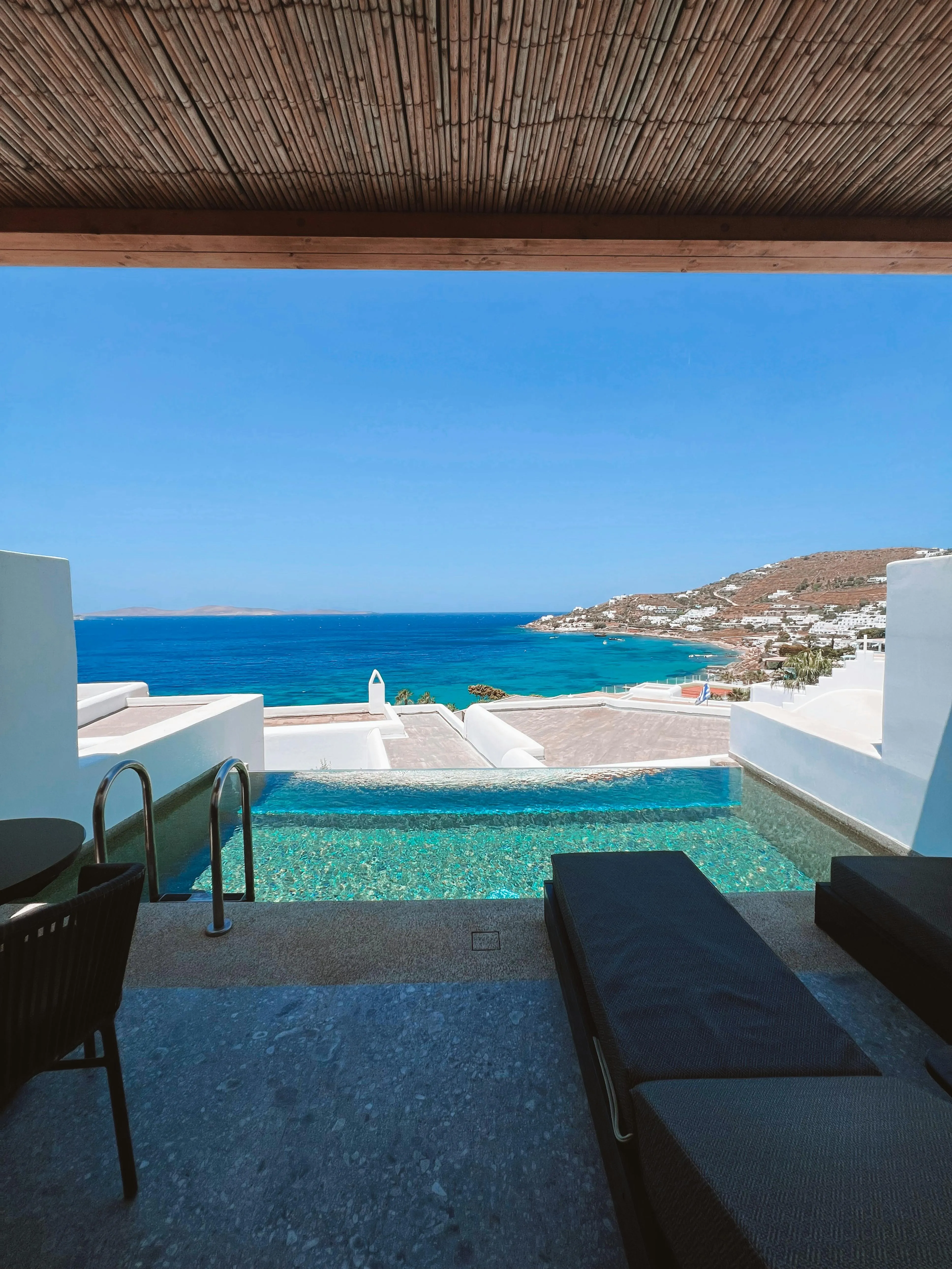 Santorini kaldera manzaralı private pool villa, infinity havuz ve gün batımı romantizmi