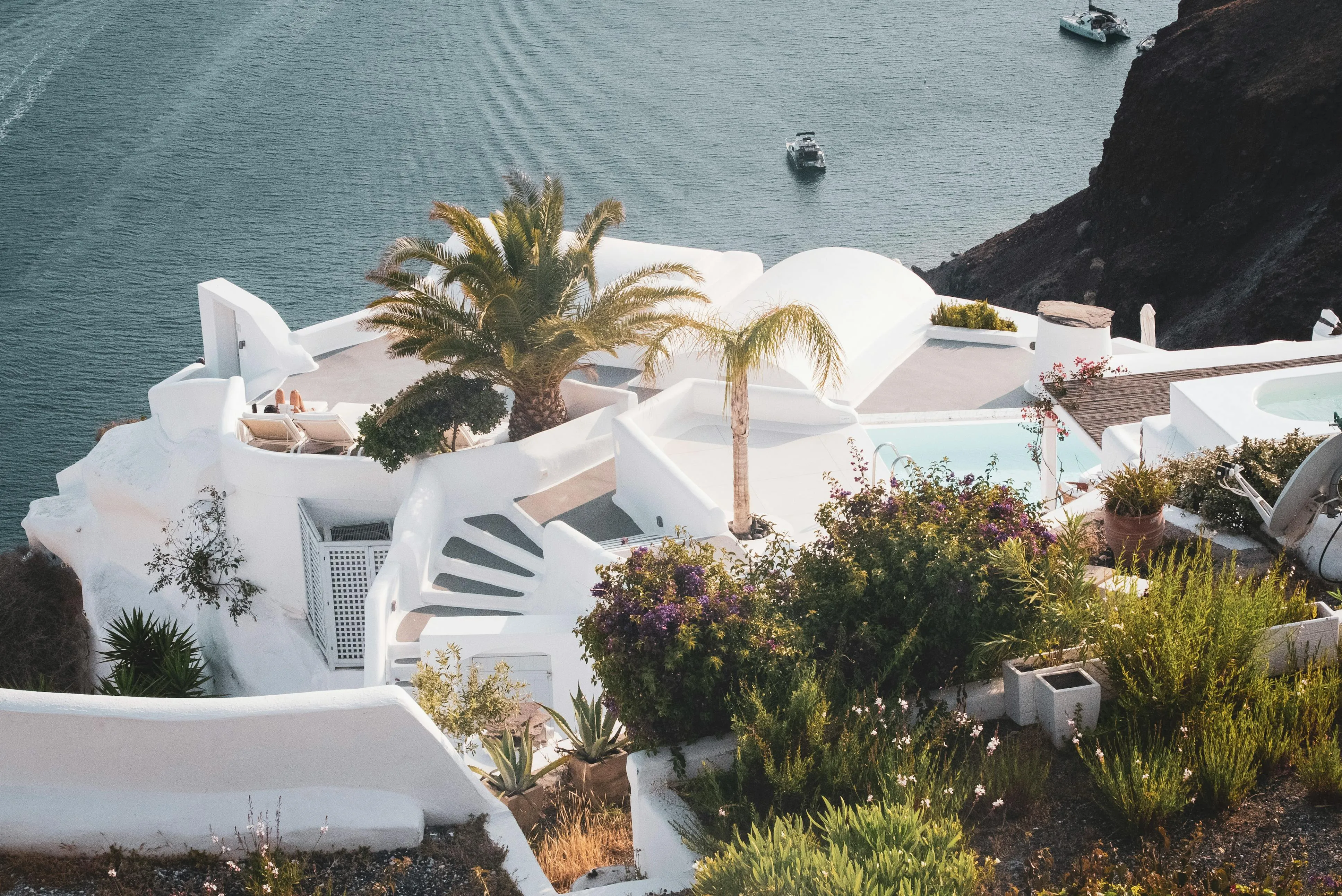 Mykonos lüks otel sonsuzluk havuzu, turkuaz deniz ve beyaz mimari