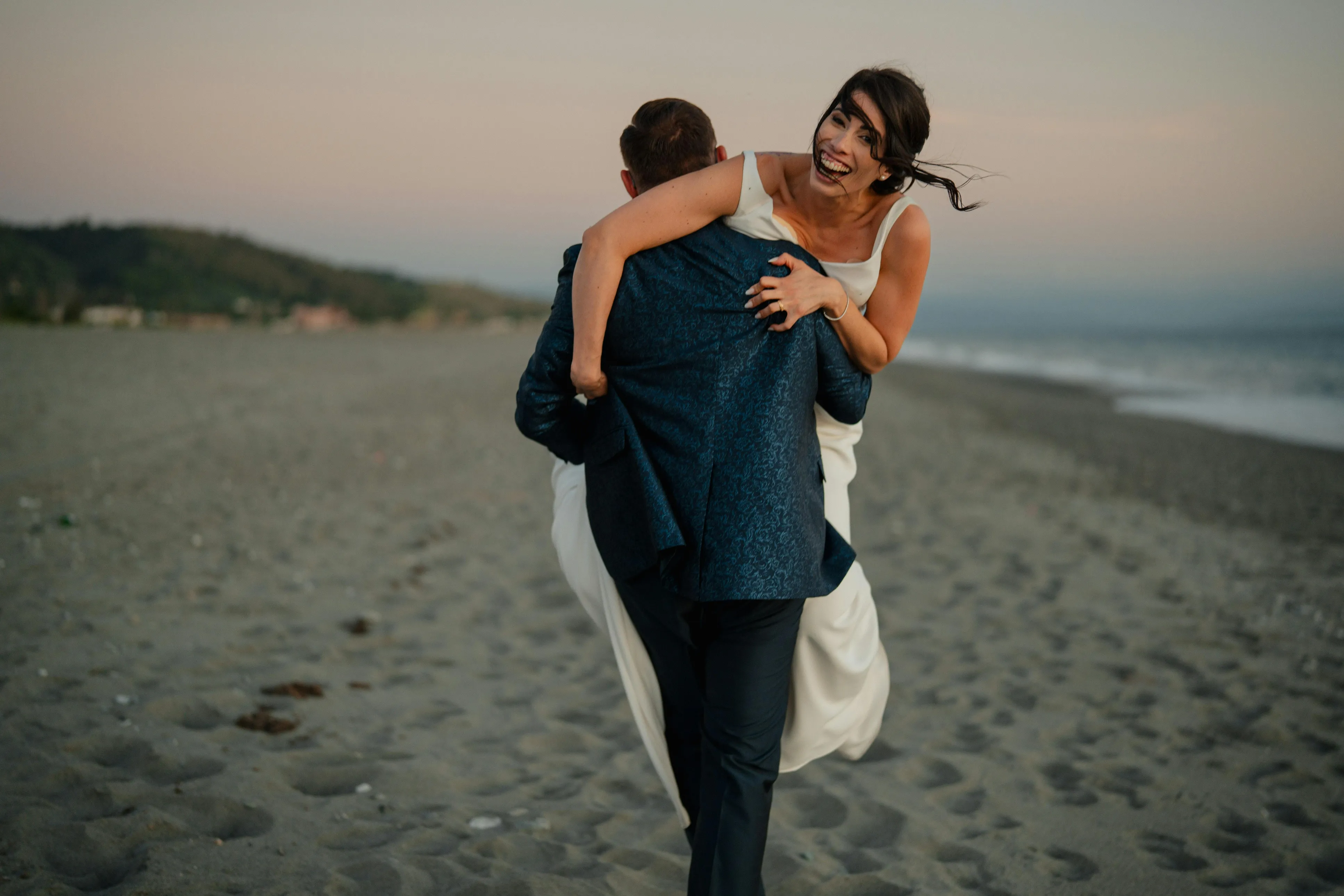Tropikal temalı kumsal düğün dekorasyonu, renkli çiçekler, palmiye yaprakları ve canlı masa süslemeleri ile yaz konsepti