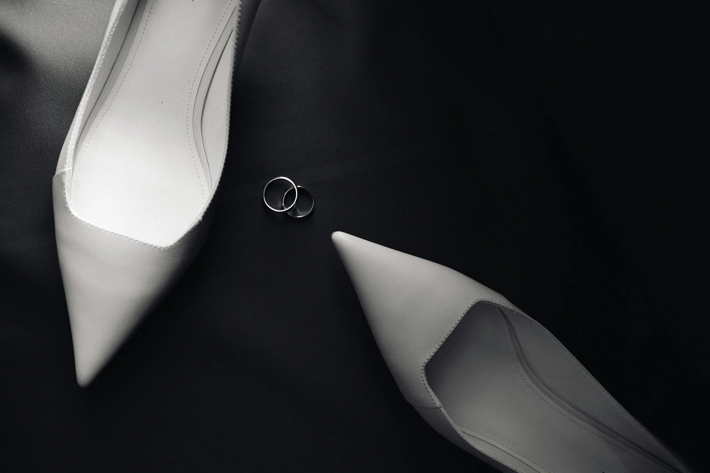 Düğün ayakkabısı seçimi, mağazada çift birlikte karar veriyor, danışman gösteriyor, karar anı, couple shopping experience, 2026