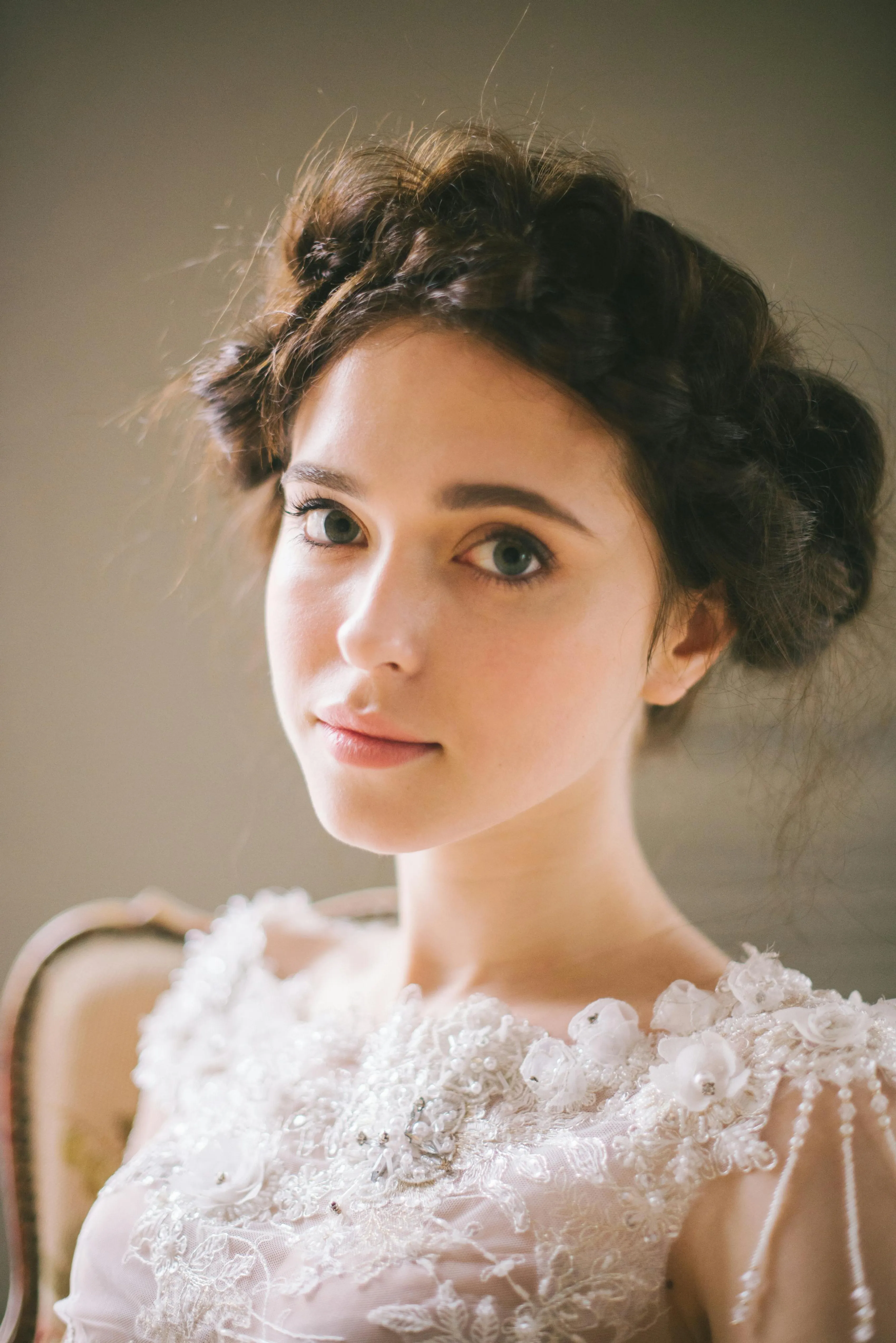 Örgülü gelin topuzu modeli, french braid detaylı, vintage tarzı saç aksesuarı, yan profil çekim, detaylı ve karmaşık örgü tekniği gösterimi