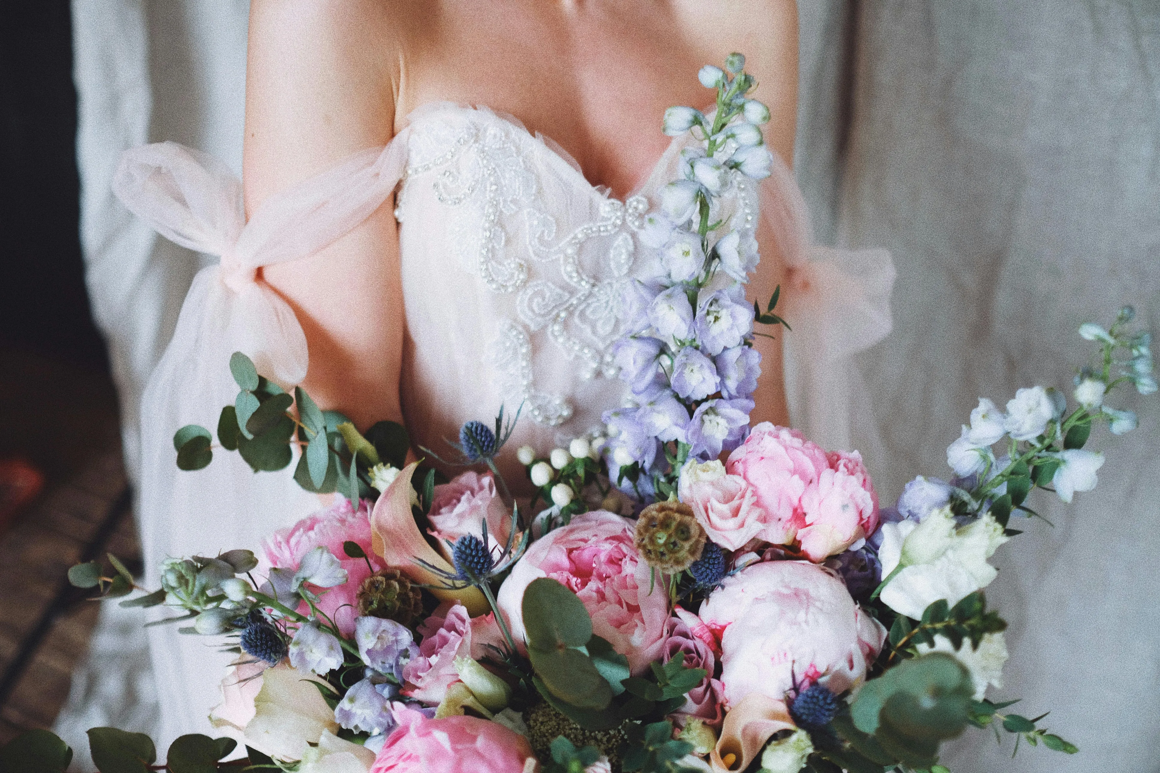 beyaz phalaenopsis orkide buketi, minimalist modern tasarım, yeşil yapraklarla desteklenmiş, lüks düğün çiçek aranjmanı stüdyo çekimi