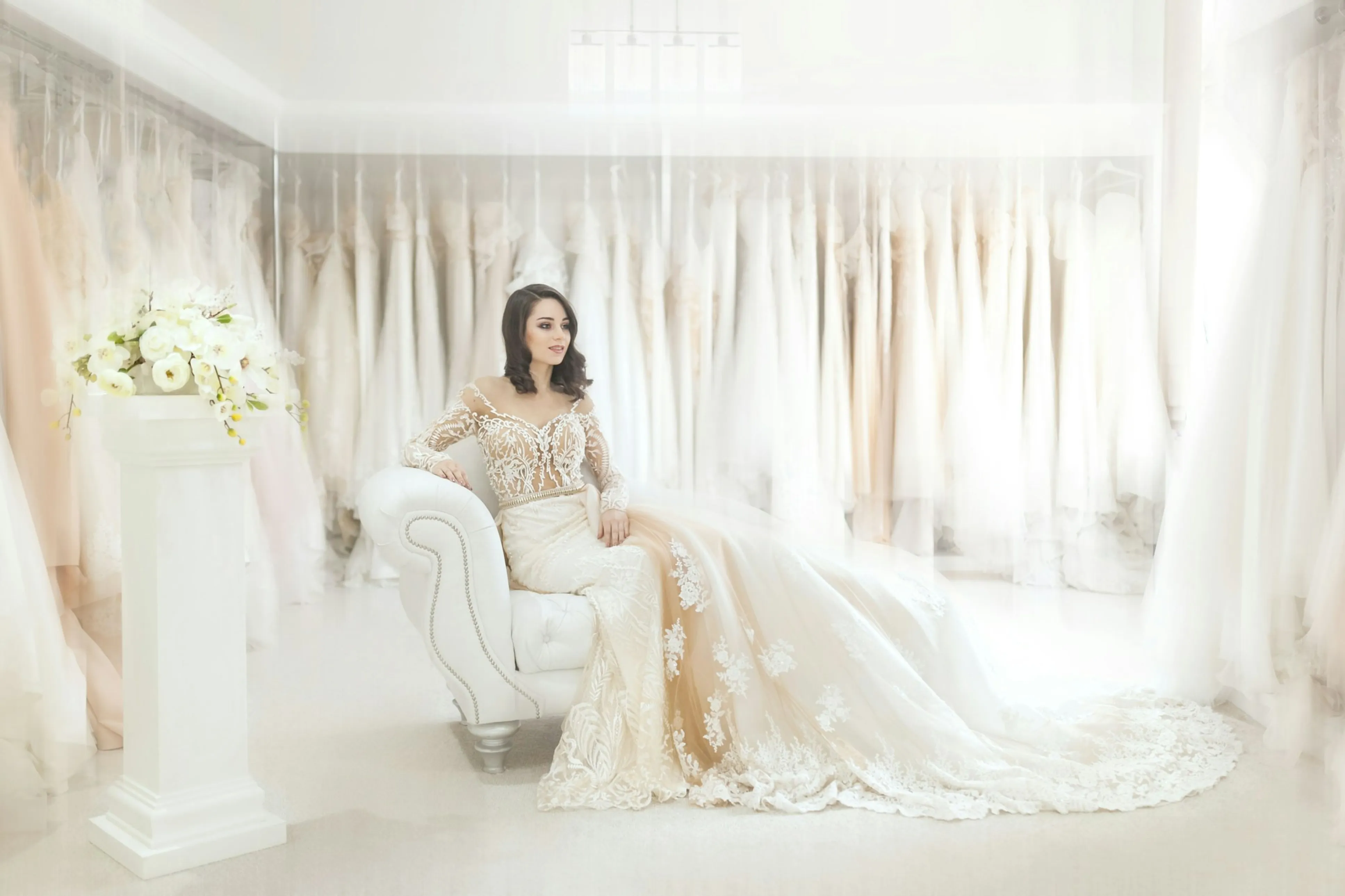 Lüks gelinlik showroom iç mekan İstanbul, kristal avizeler, velvet koltuklar ve özel ışıklandırma, bridal boutique ambiance