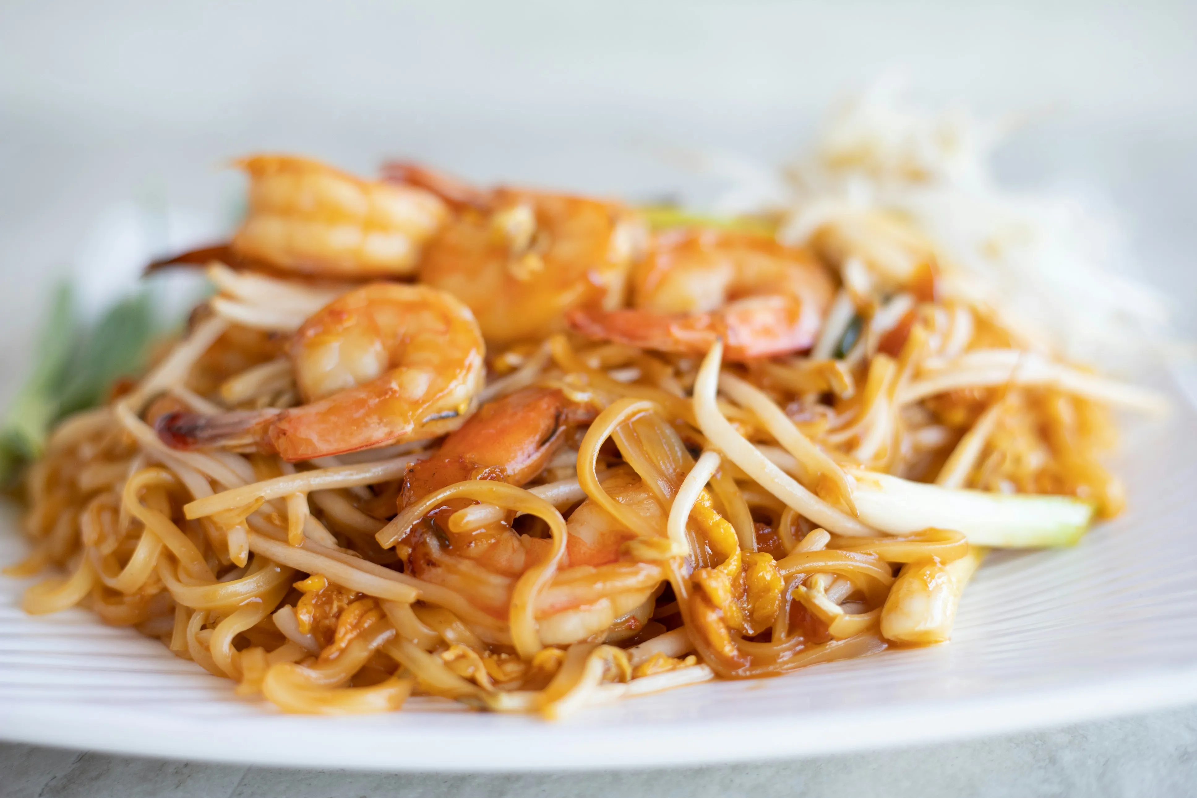 Tayland geleneksel yemekleri Pad Thai, Tom Yum, yeşil köri ve renkli meyveler, sokak yemeği kültürü