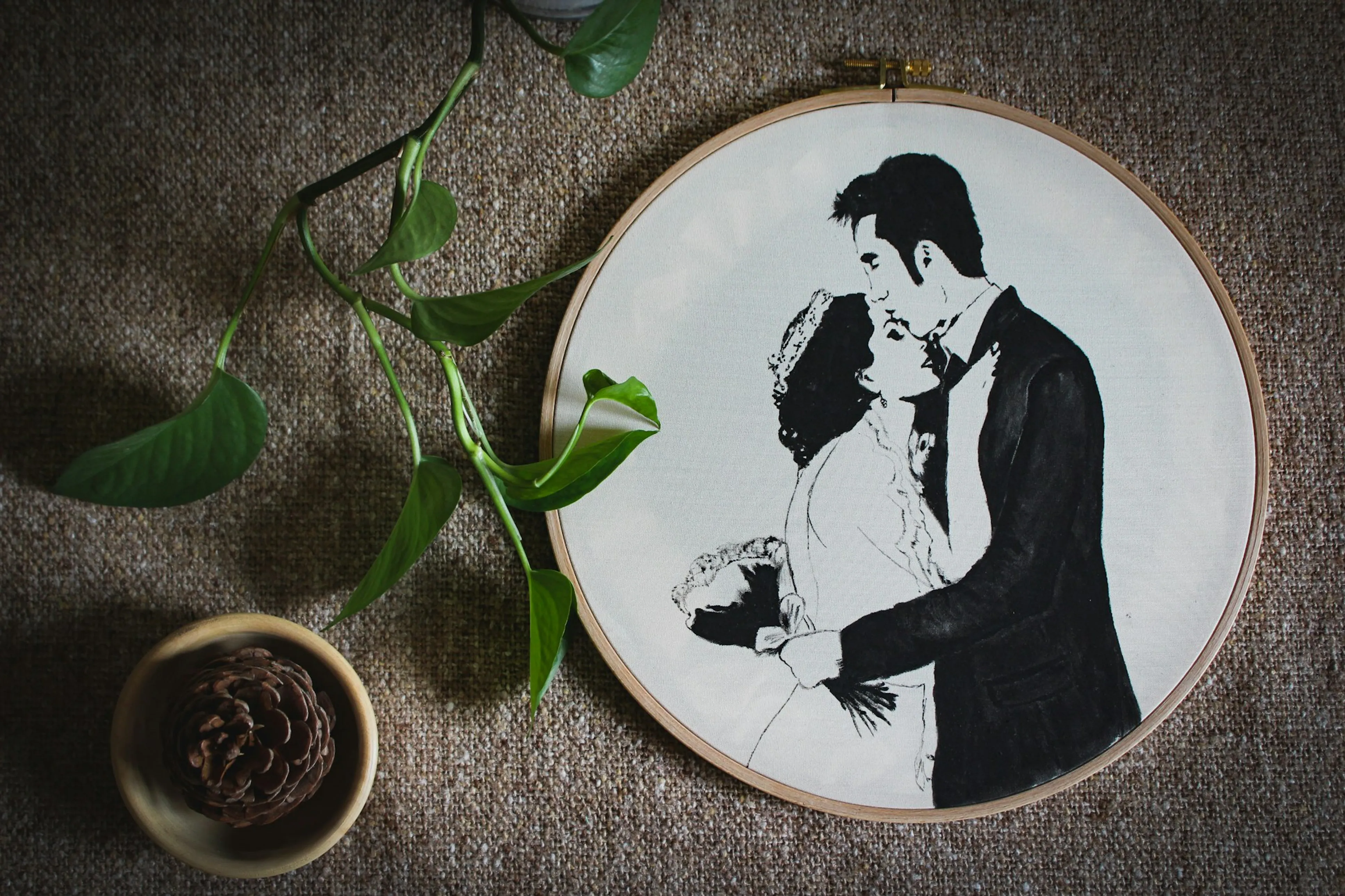 Düğün canlı karikatür çizim köşesi, sanatçı misafirin portresini çizerken, renkli kalemler ve tuval, mutlu bekleyen misafir kuyruğu, sanatsal düğün aktivitesi