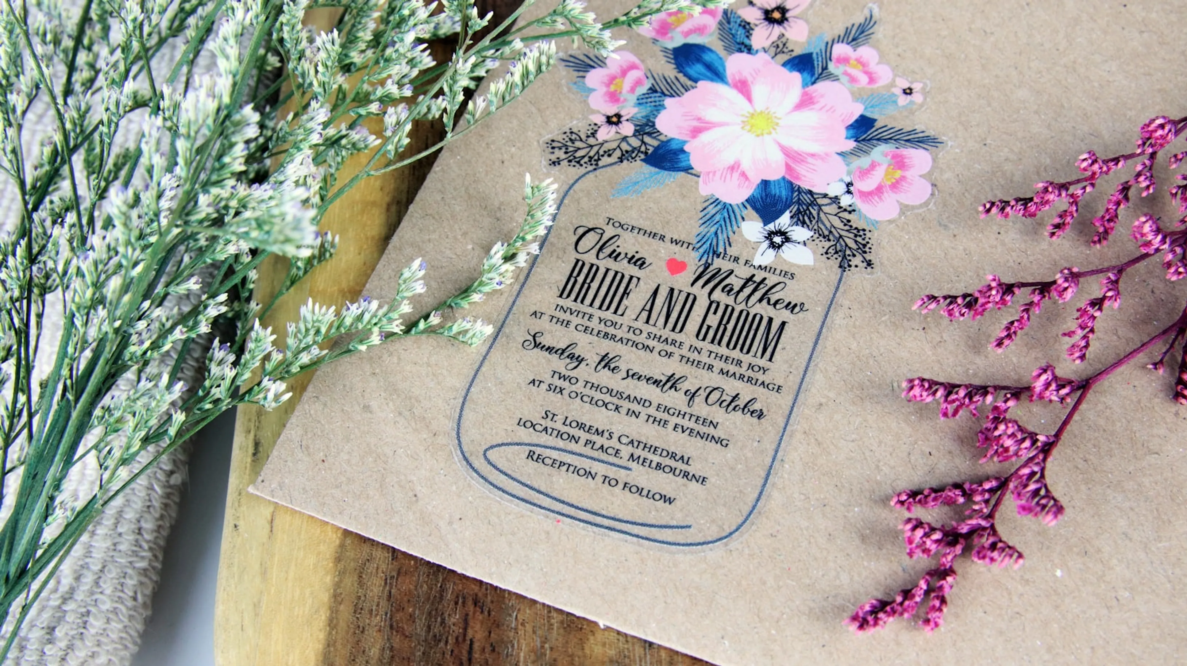 Altın yaldızlı klasik düğün davetiyesi krem kağıt üzerinde zarif tipografi ile düzenlenmiş metin detayları