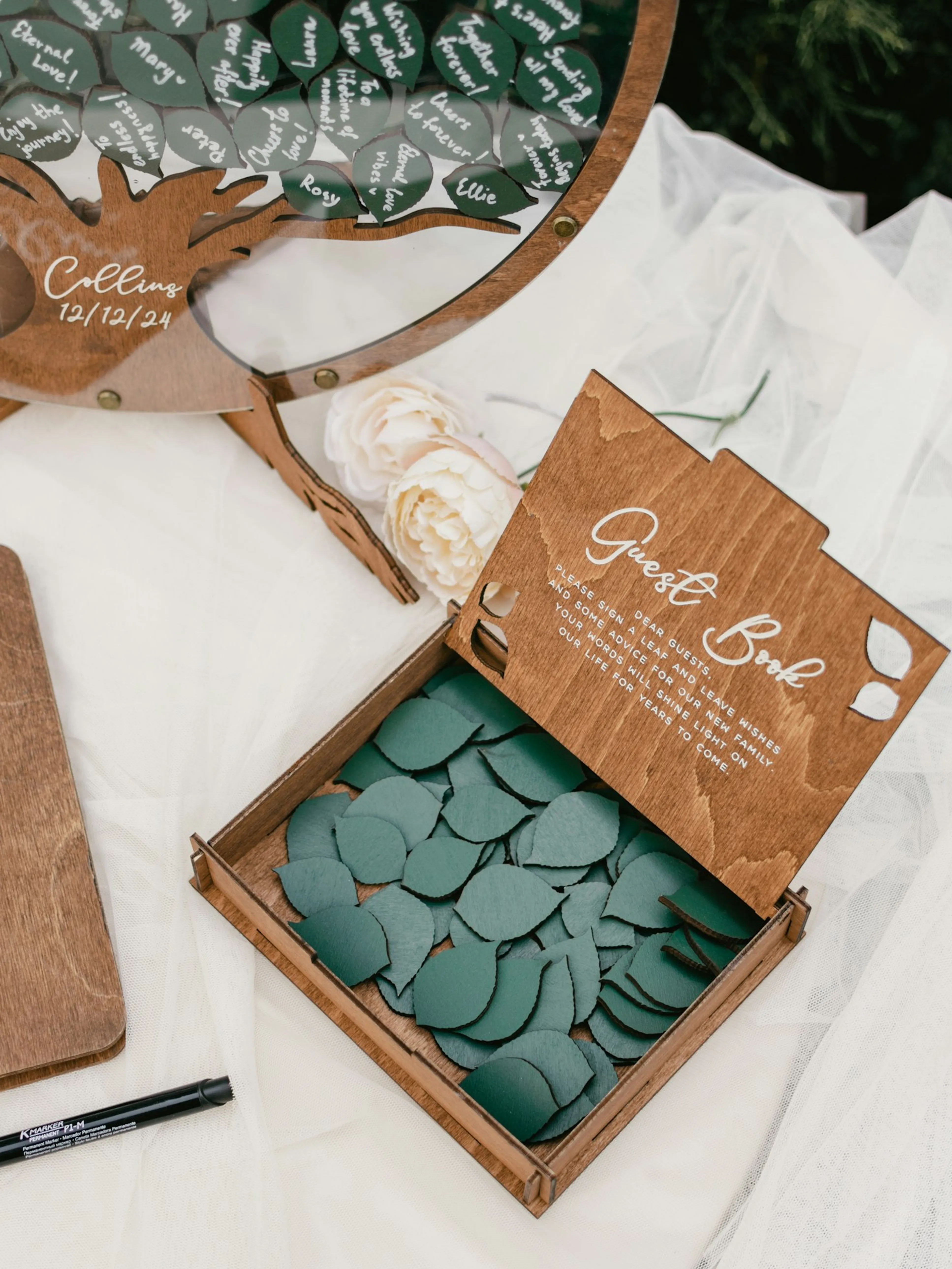 Düğün fotoğraf köşesi dekorasyonu kendin yap, neon ışıklı welcome tabelası, altın balon süslemeleri, makrome duvar askısı ve tropikal yeşilliklerle dekore edilmiş modern backdrop tasarımı