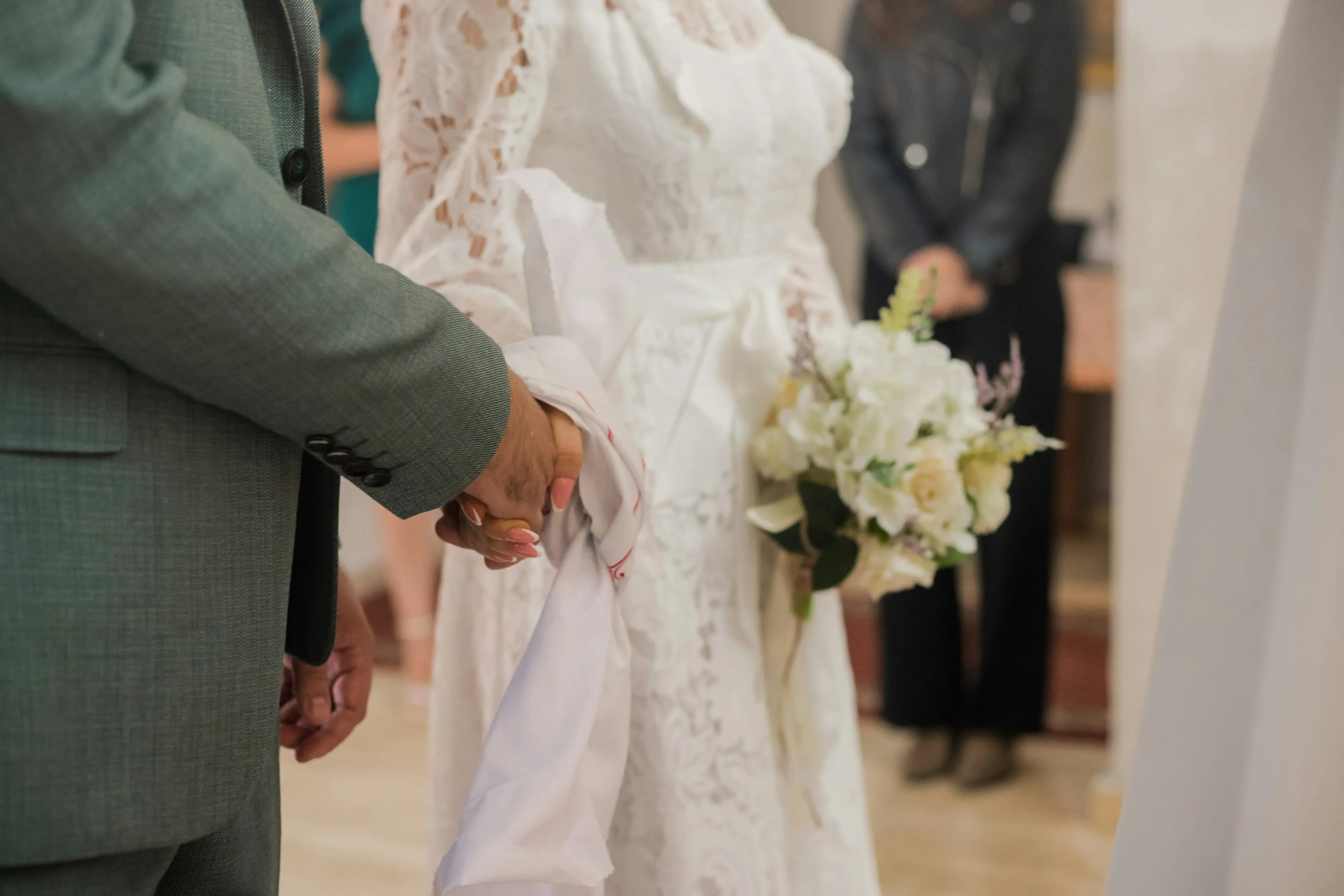 Cape kollu, pelerin detaylı uzun kollu gelinlik, bohemian tarzı, açık hava düğünü, doğal ışık fotoğrafı, vintage elmas küpe kombinasyonu