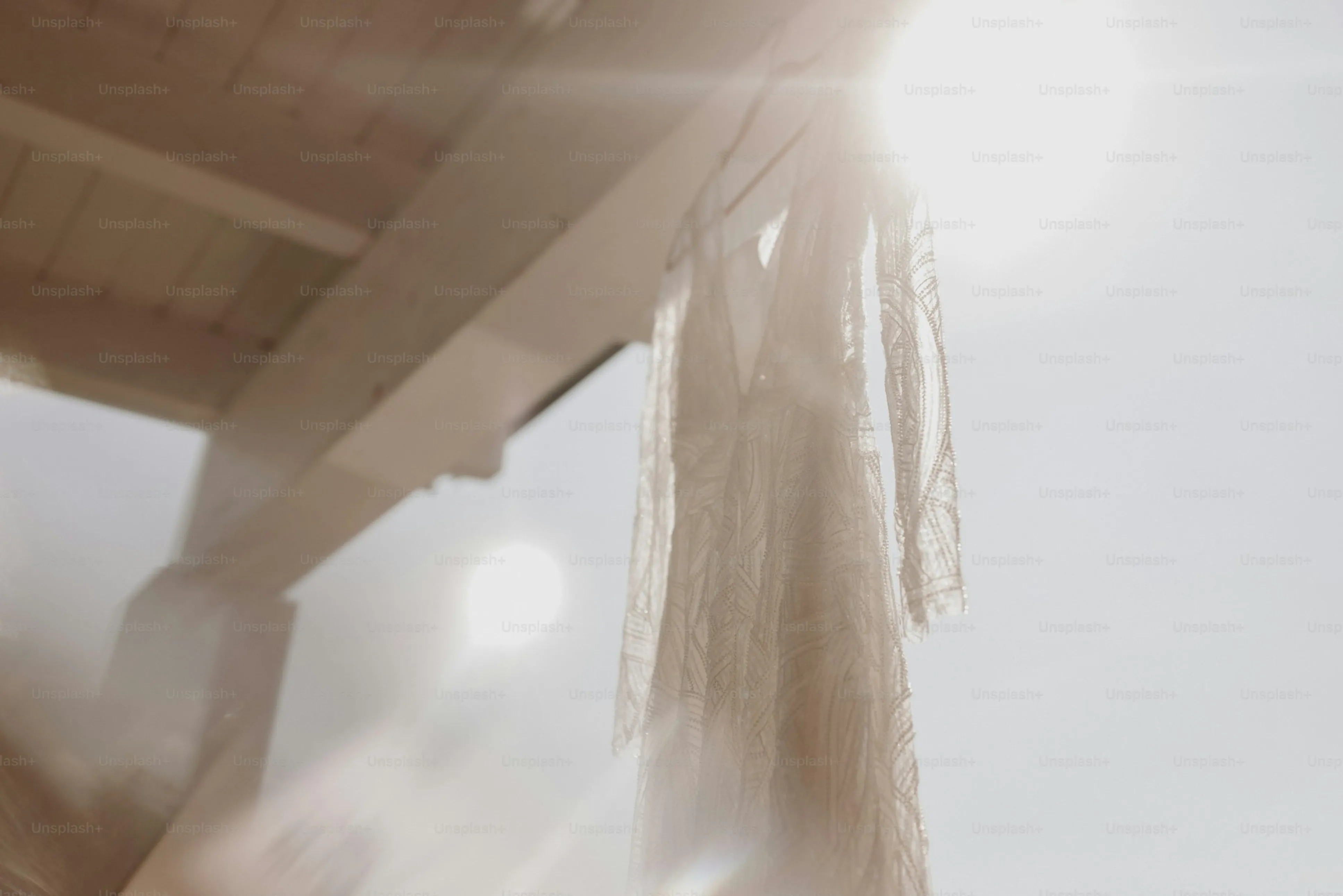 Beyaz dantel uzun kollu prenses kesim gelinlik modeli, katedral kuyruklu, volanlı etekli, doğal ışıkta çekilmiş 2026 trendi tasarım