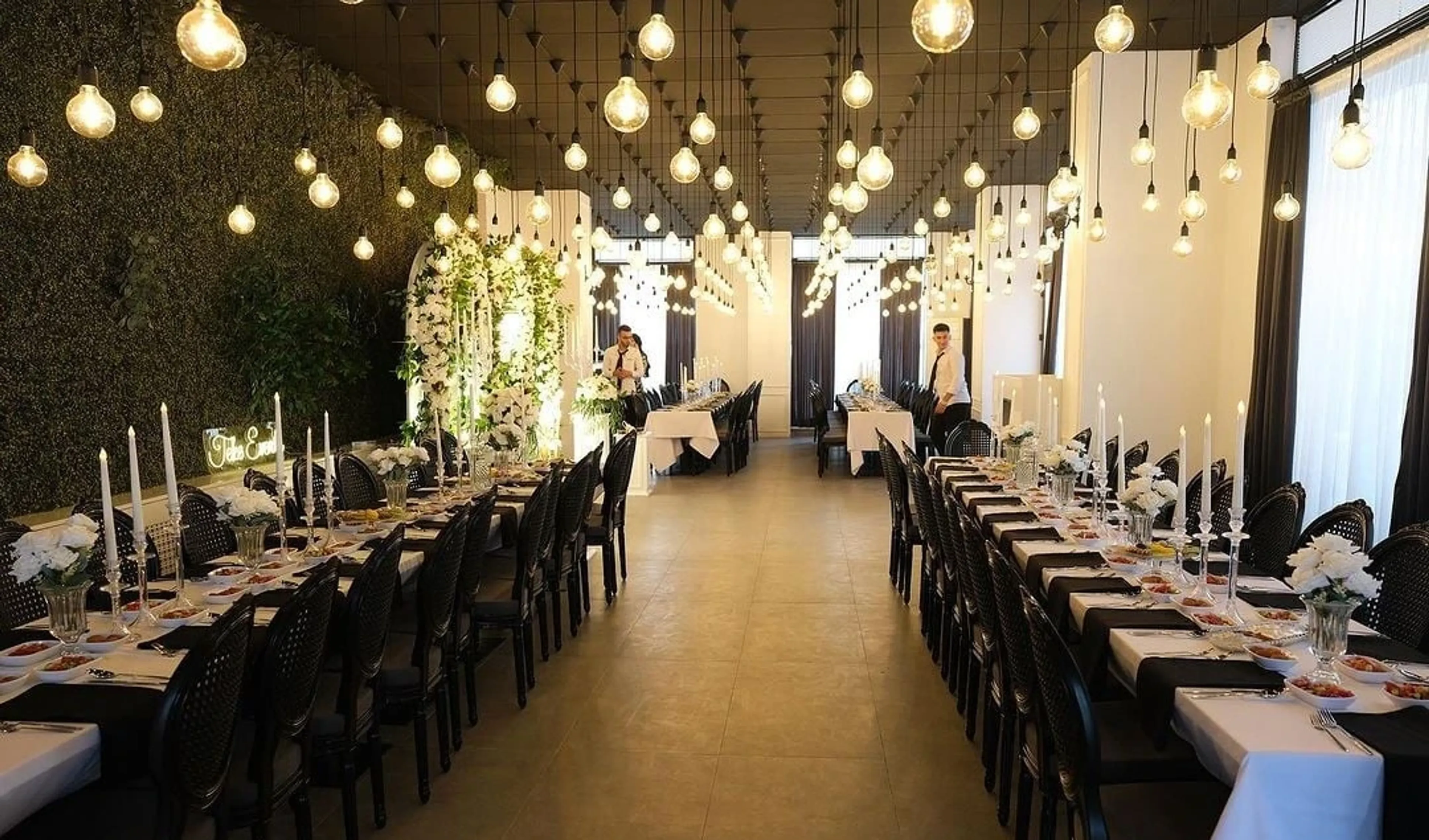 Boğaz manzaralı lüks restoran söz organizasyonu setup'ı, kristal avizeler ve zarif masa düzenleri ile İstanbul'da romantik söz mekanı örneği